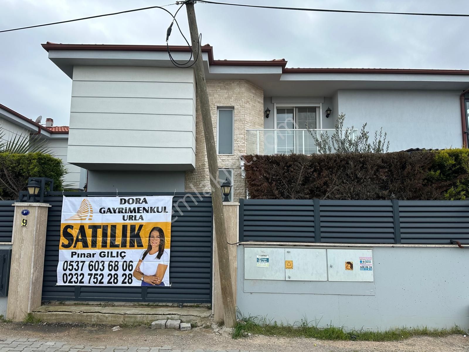 Çeşmealtı 3+1 Havuzlu Ve Bahçeli Satılık Villa