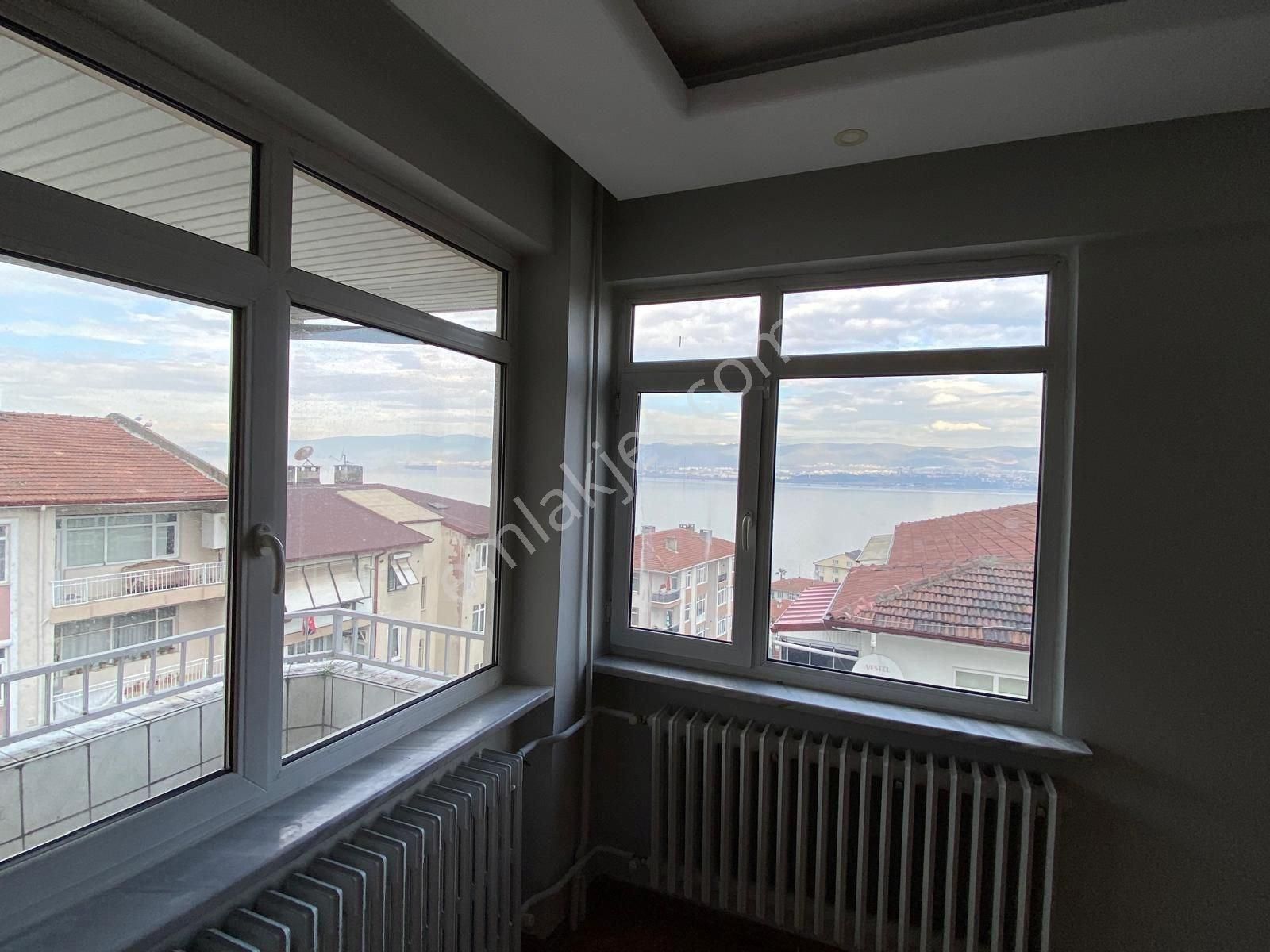 Altın Emlak'tan Değirmendere Merkezde Deniz Manzaralı Satılık 3+1 Bakımlı Daire