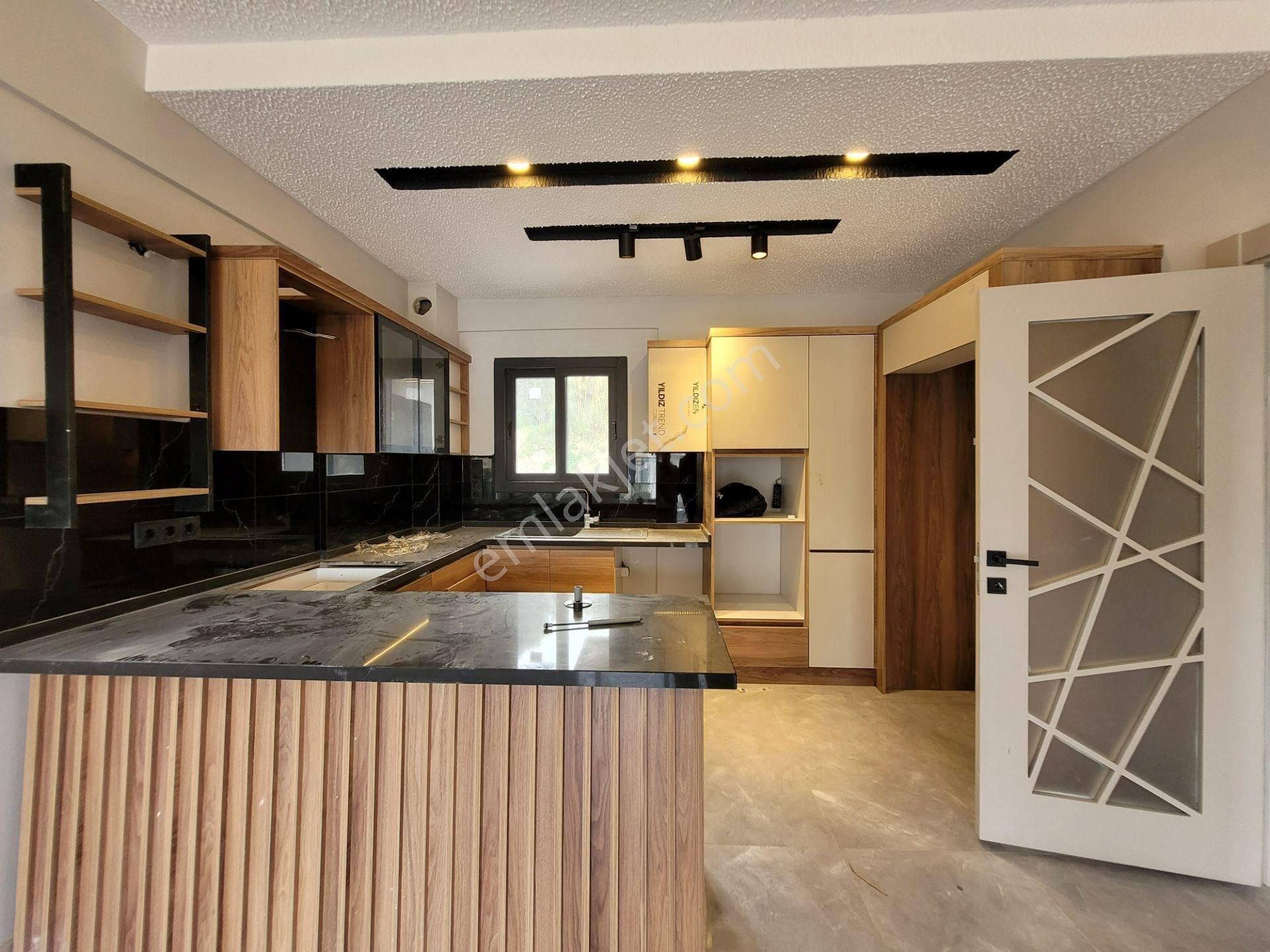 Kuşadası Ege Mah Kompleks Site İçerisinde Satılık 3+1 Daire