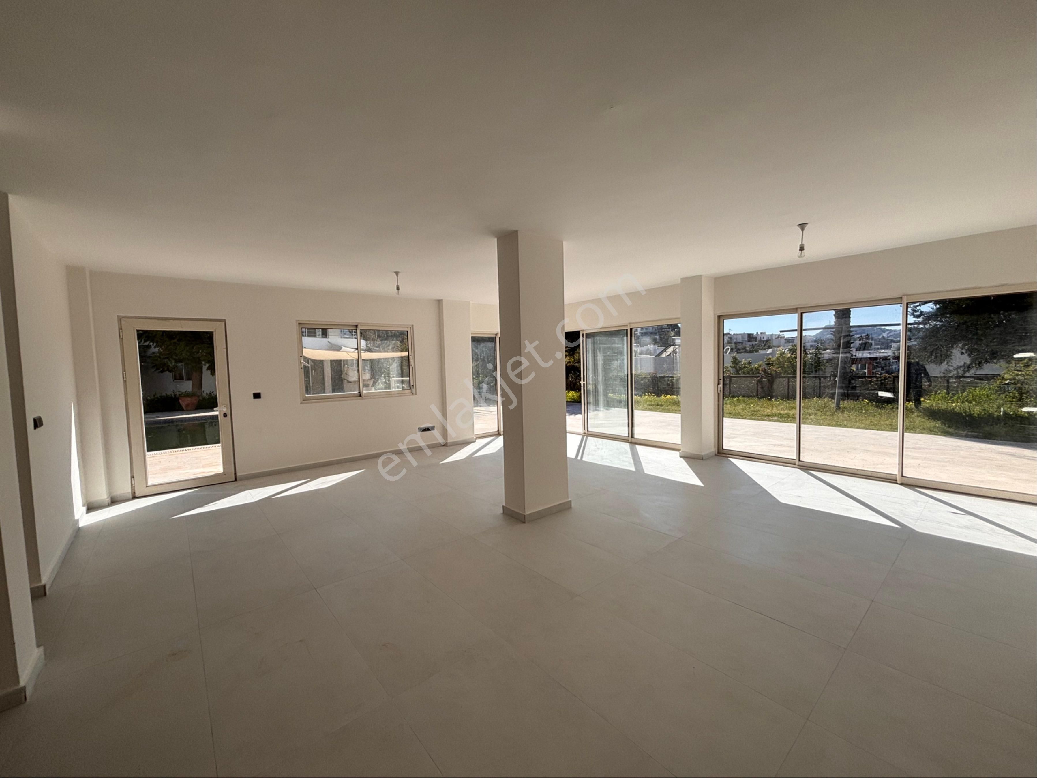 Türkbükü'nde Deniz Manzaralı Plajlı Ve Havuzlu Satılık Villa - Görsel 24