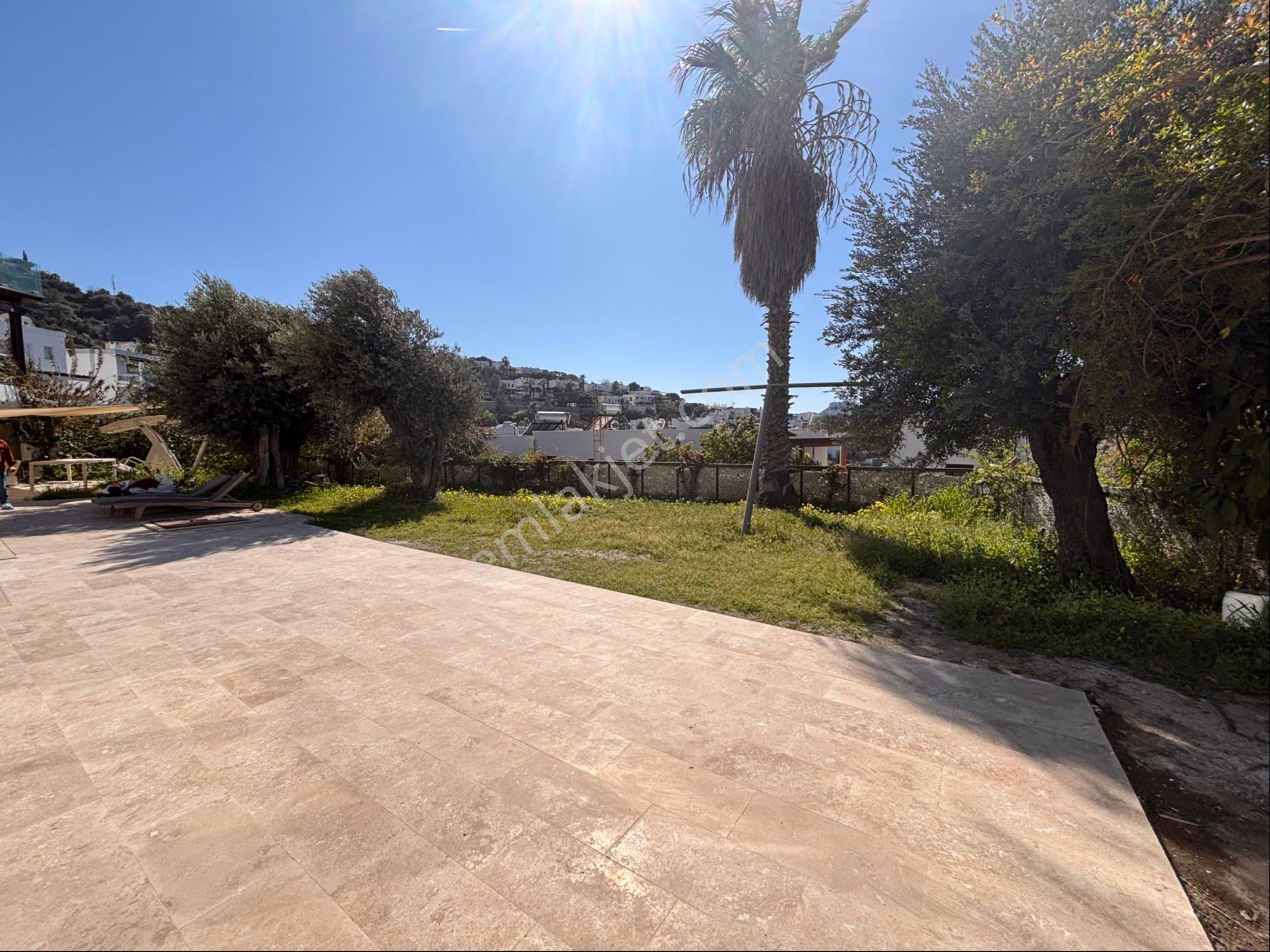 Türkbükü'nde Deniz Manzaralı Plajlı Ve Havuzlu Satılık Villa - Görsel 35