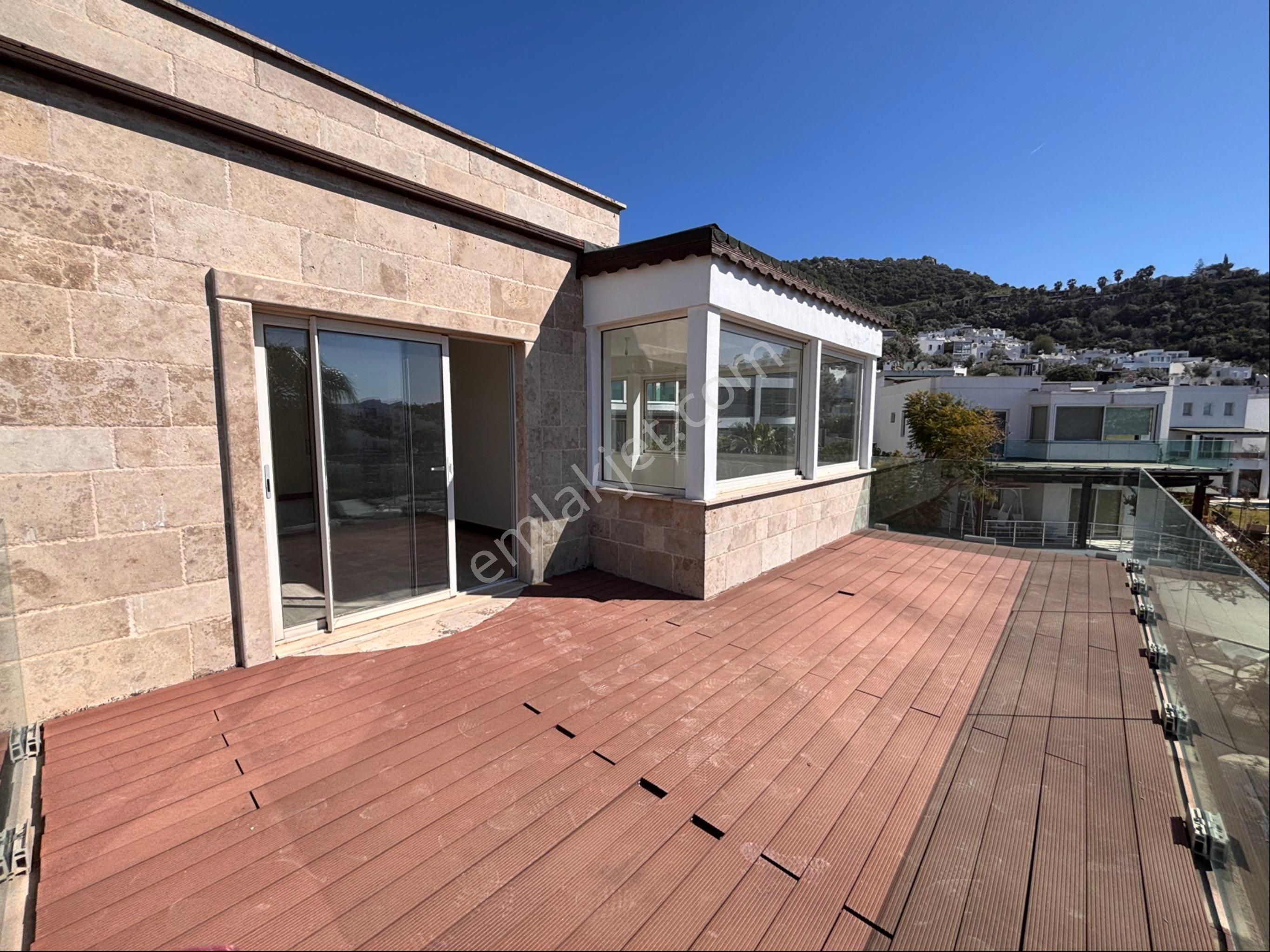 Türkbükü'nde Deniz Manzaralı Plajlı Ve Havuzlu Satılık Villa - Görsel 10