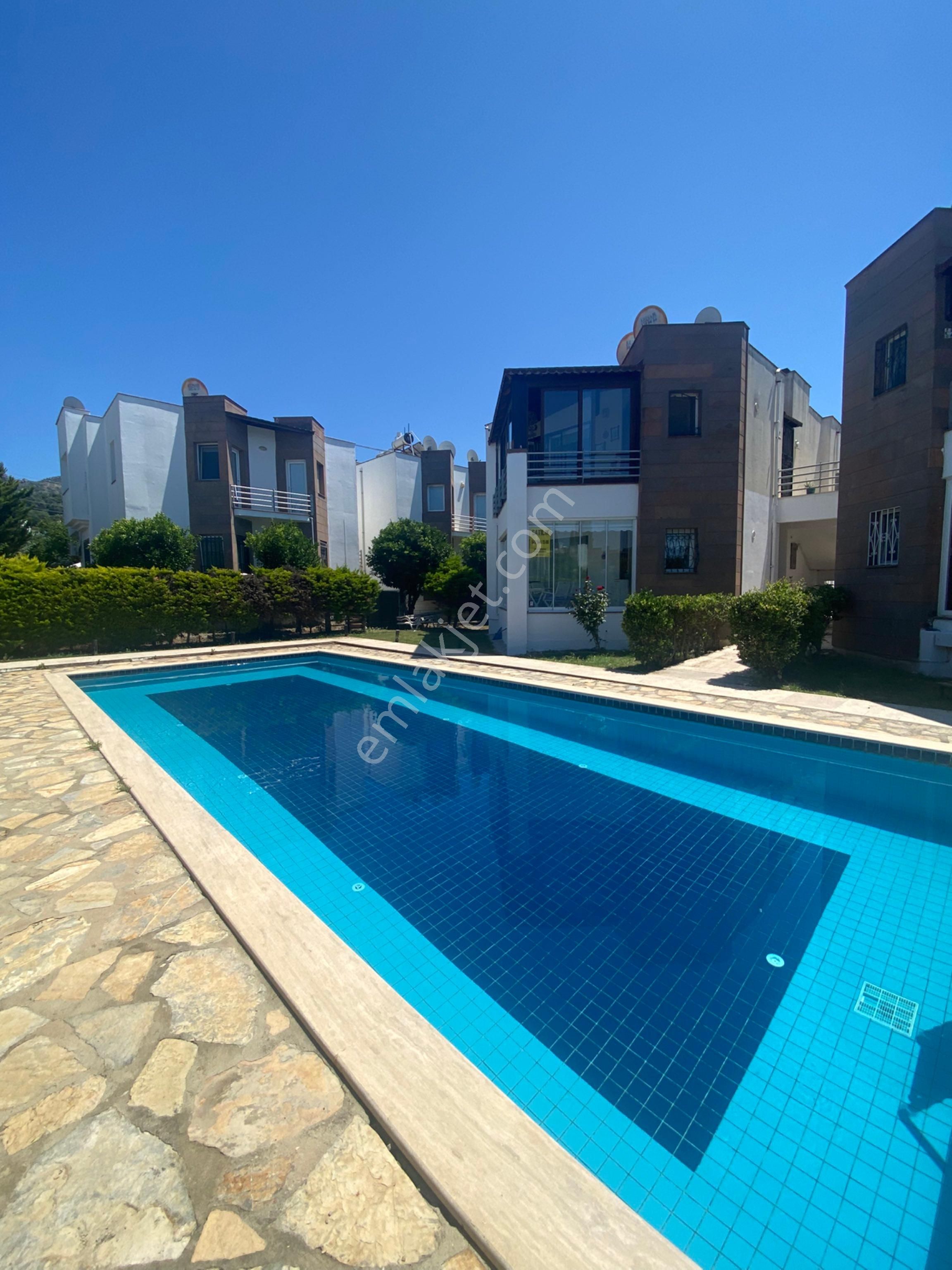 Bodrum Turgutreis'de 3+1 Havuzlu Sitede Bahçe Katı Daire