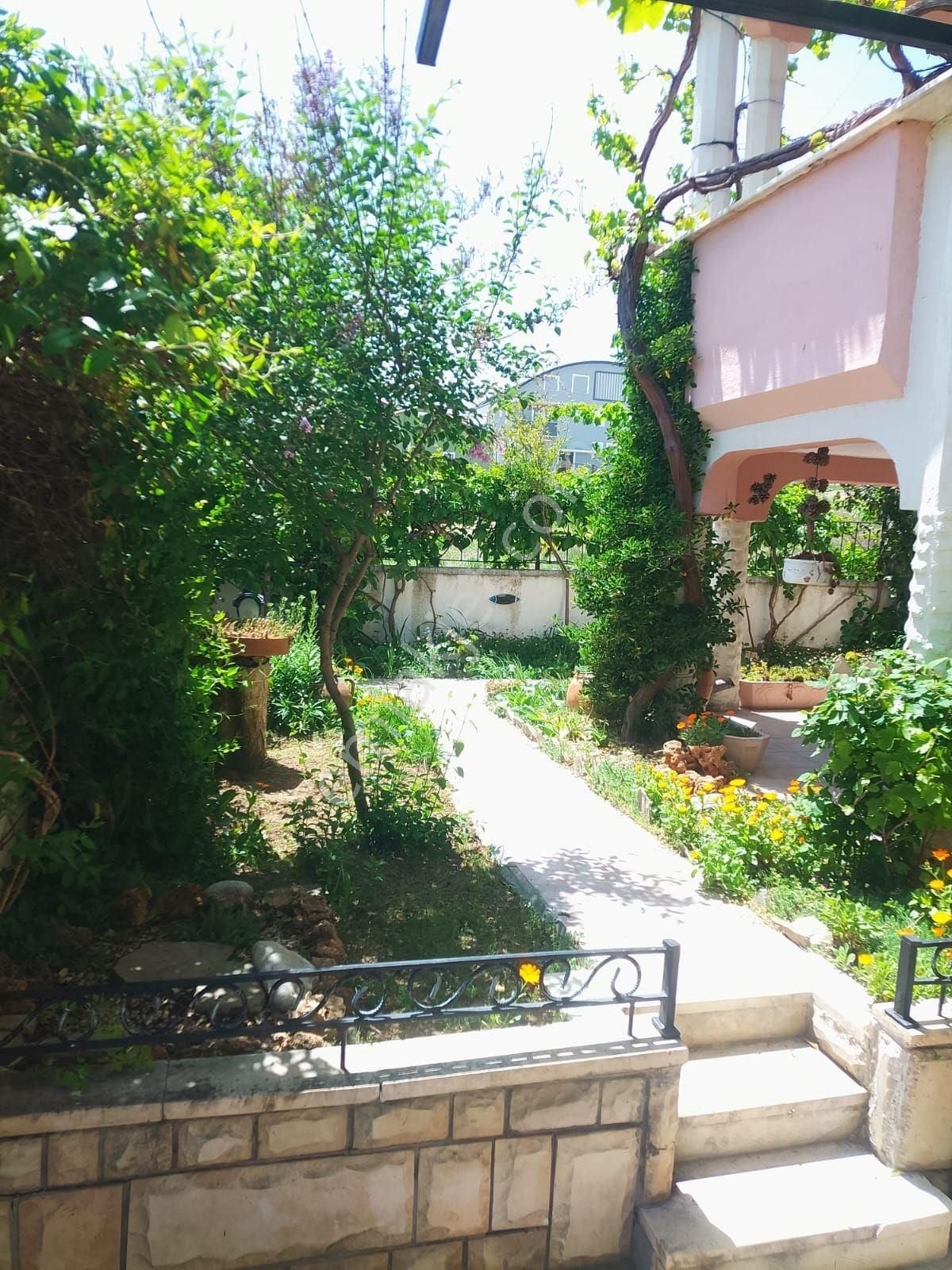 Isparta Merkez Muzaffer Türkeş Mahallesinde Satılık Bakımlı Ve Geniş Müstakil Villa