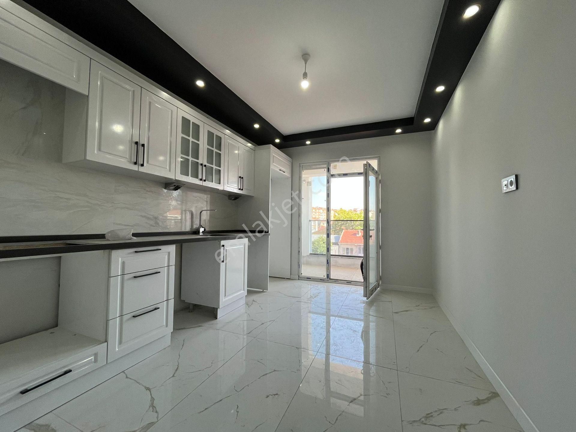 Gazi Yakup Satar Cd. Yakınında E.banyolu Satılık 3+1 Bs/09