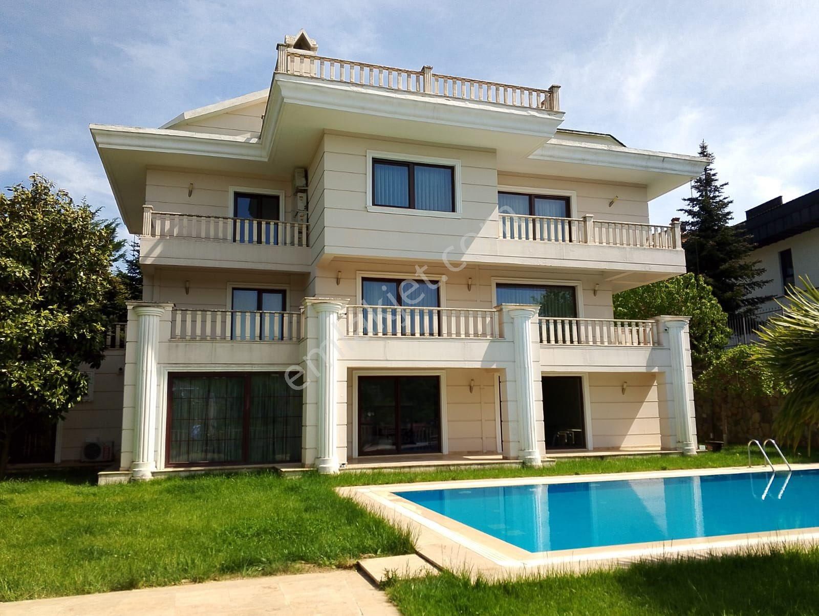 İstanbul Beykoz Acarkent 1.bölgede 2 Dönüm Bahçe İçerisinde Satılık Havuzlu Villa