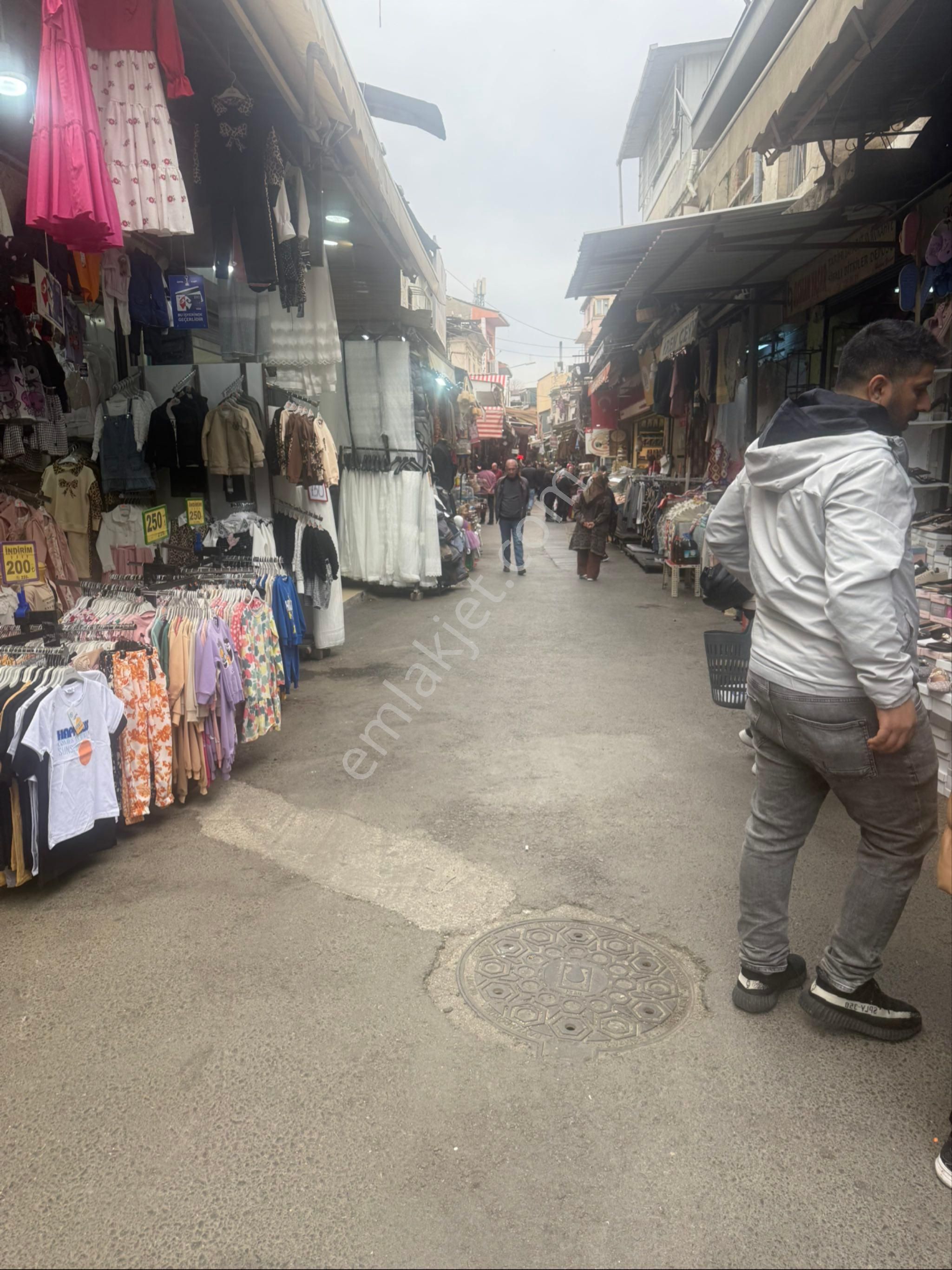Kemeraltı Kestane Pazarında Harika Konumlu Satılık Köşe Dükkan - Görsel 4