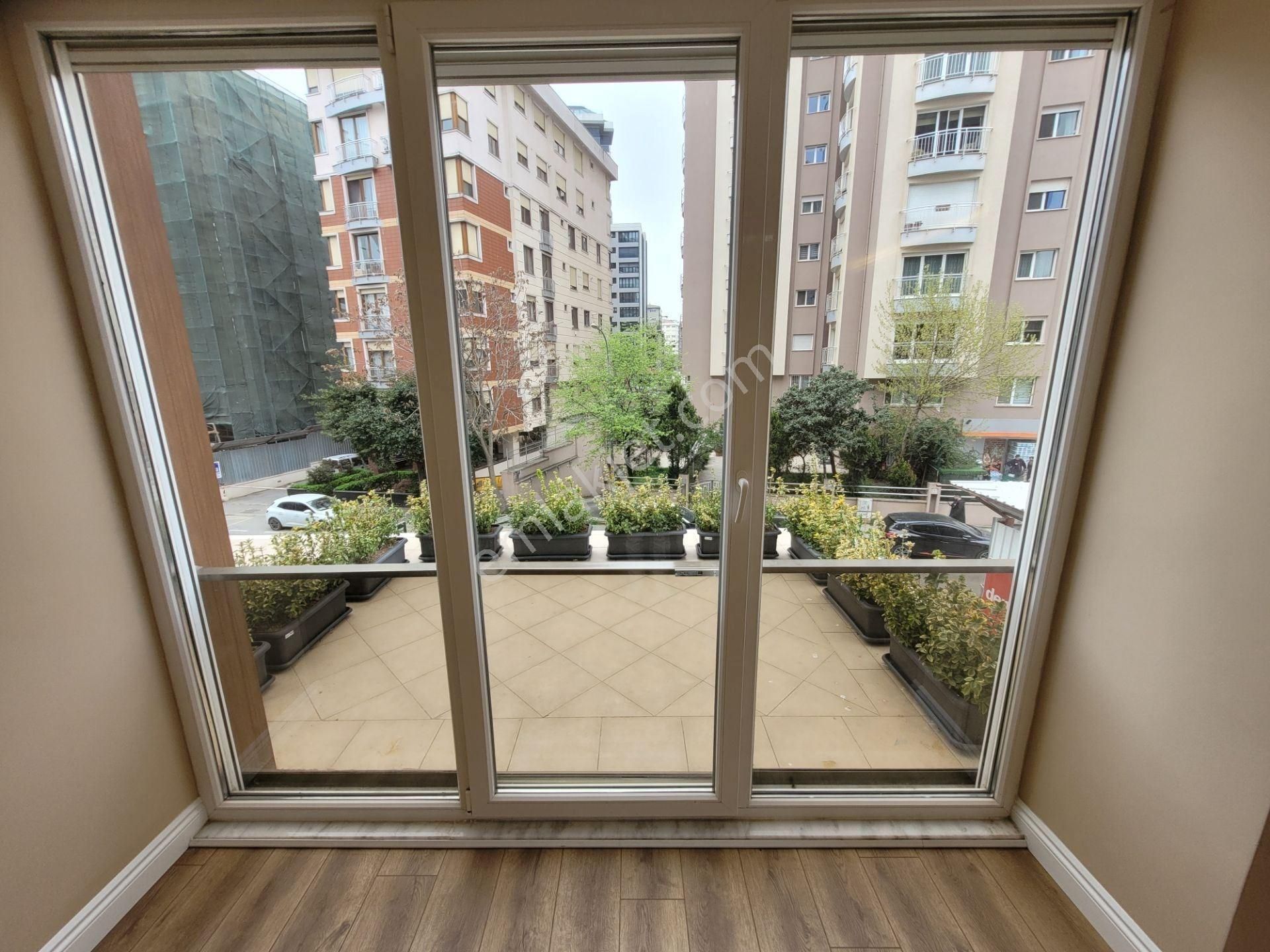 Suadiye Cami Sokakta Feride Geçidine Yakın 3+1 Satılık Daire