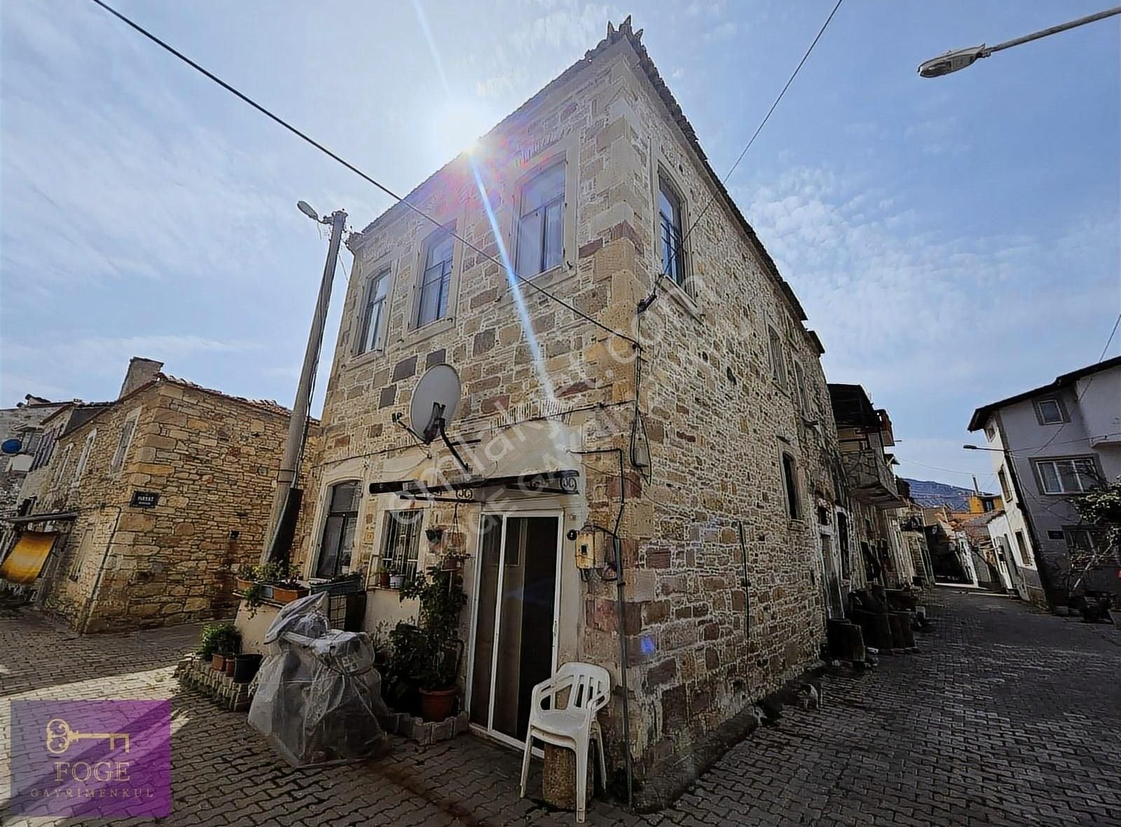 Yenifoça'da 1883 Yapımı Denize 100 M Tarihi 3+1 Satılık Taş Ev - Görsel 18