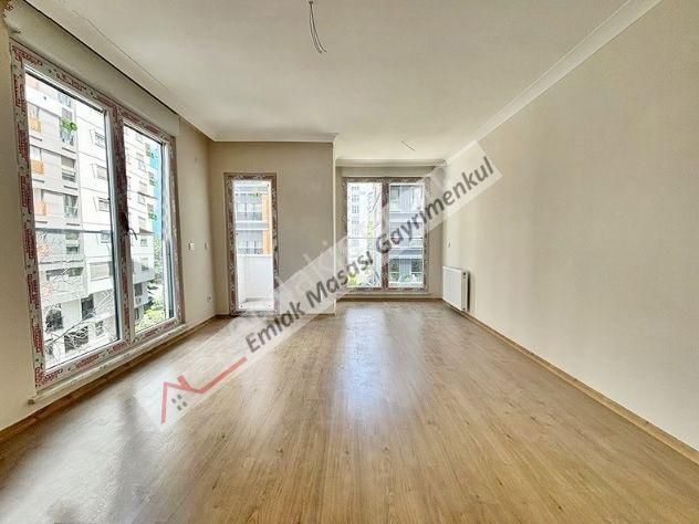 Kozyatağında Minibüs Caddesine Yakın Sıfır Binada 3+1 Balkonlu Daire Emlak Masası