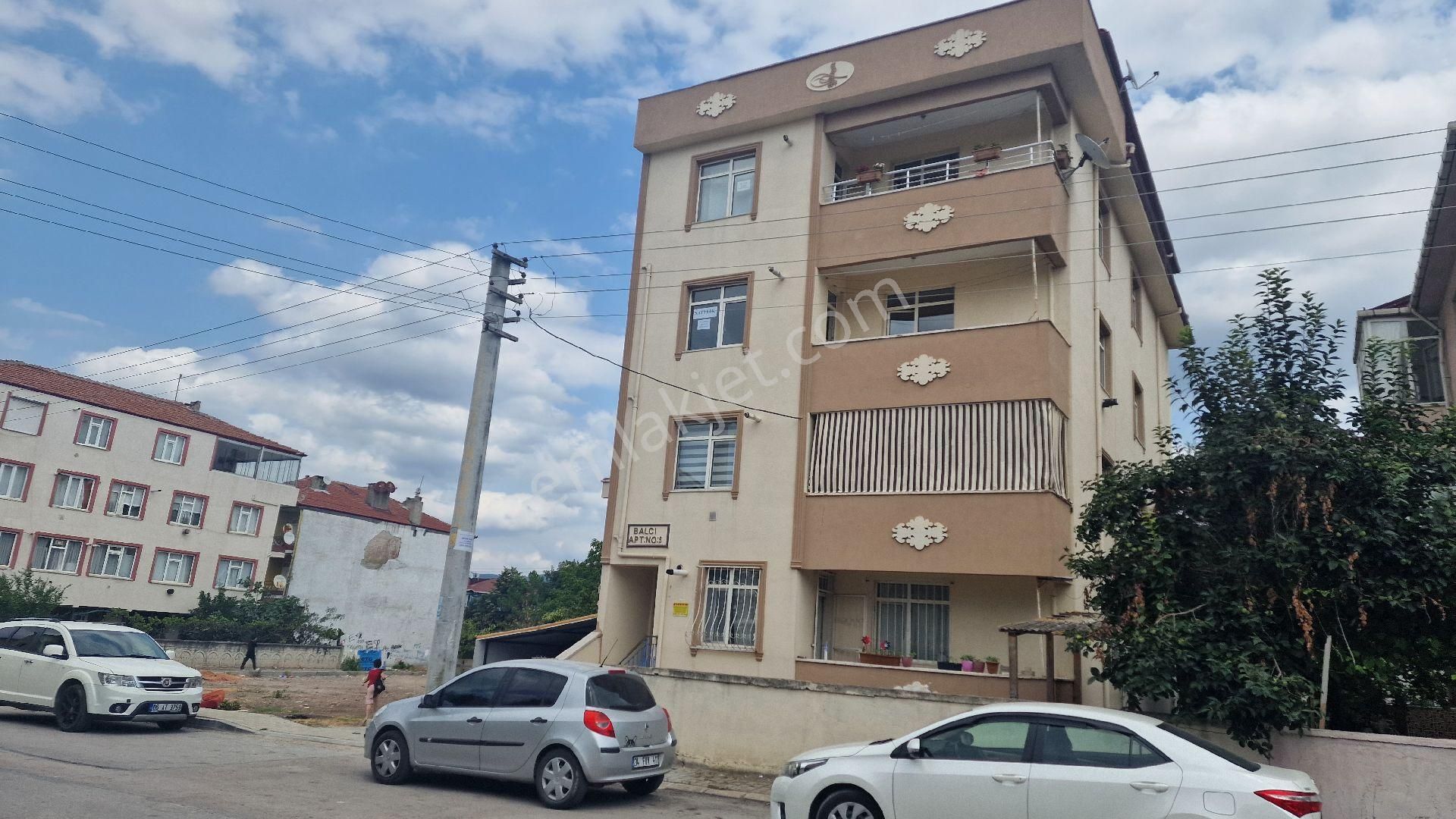 95 Evlerde Acil Satılık 3+1 İçi Yenilenmiş Daire