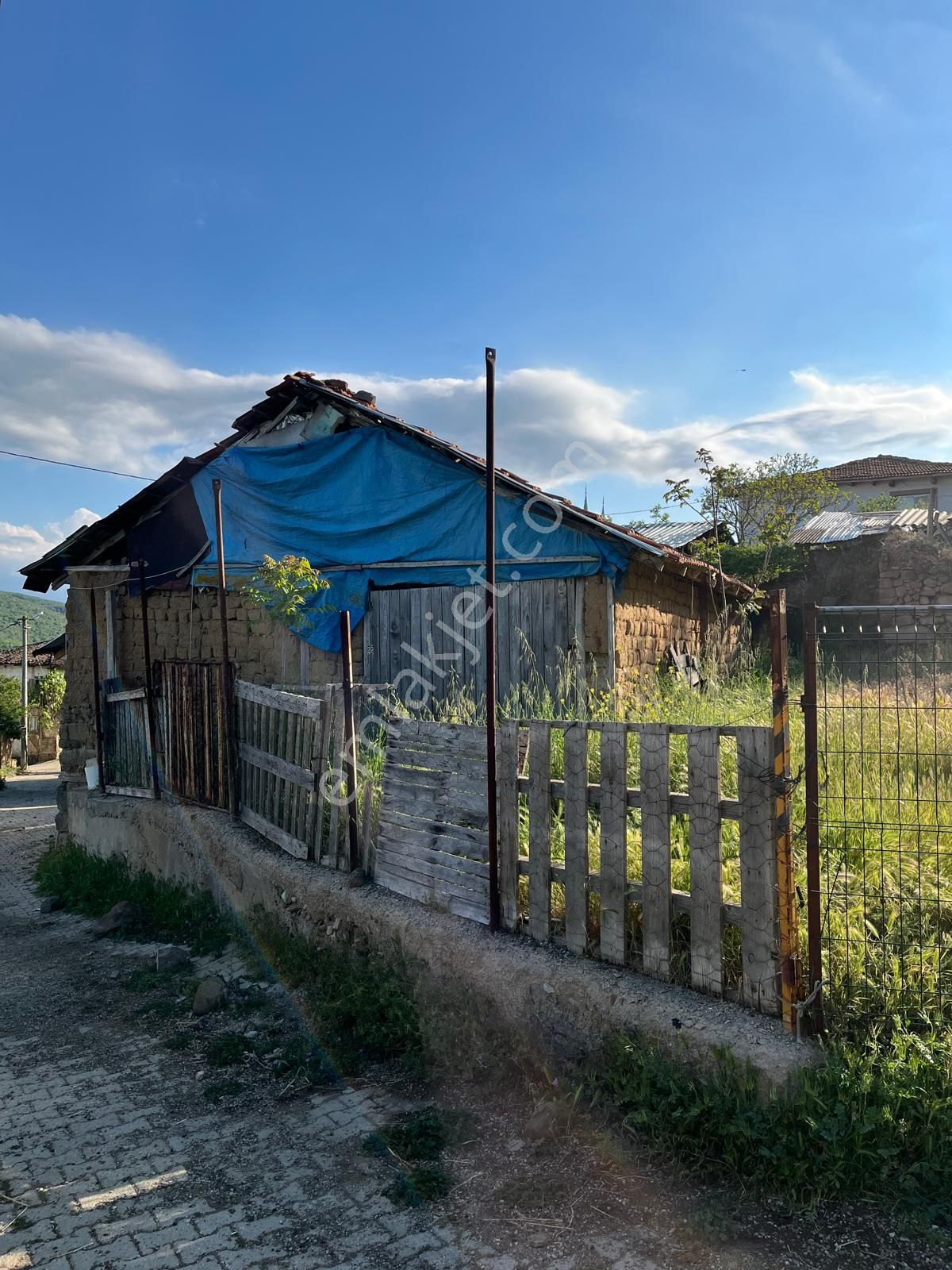 Kestel Gölcük Köy İçinde Satılık Ev Ve Avlusu