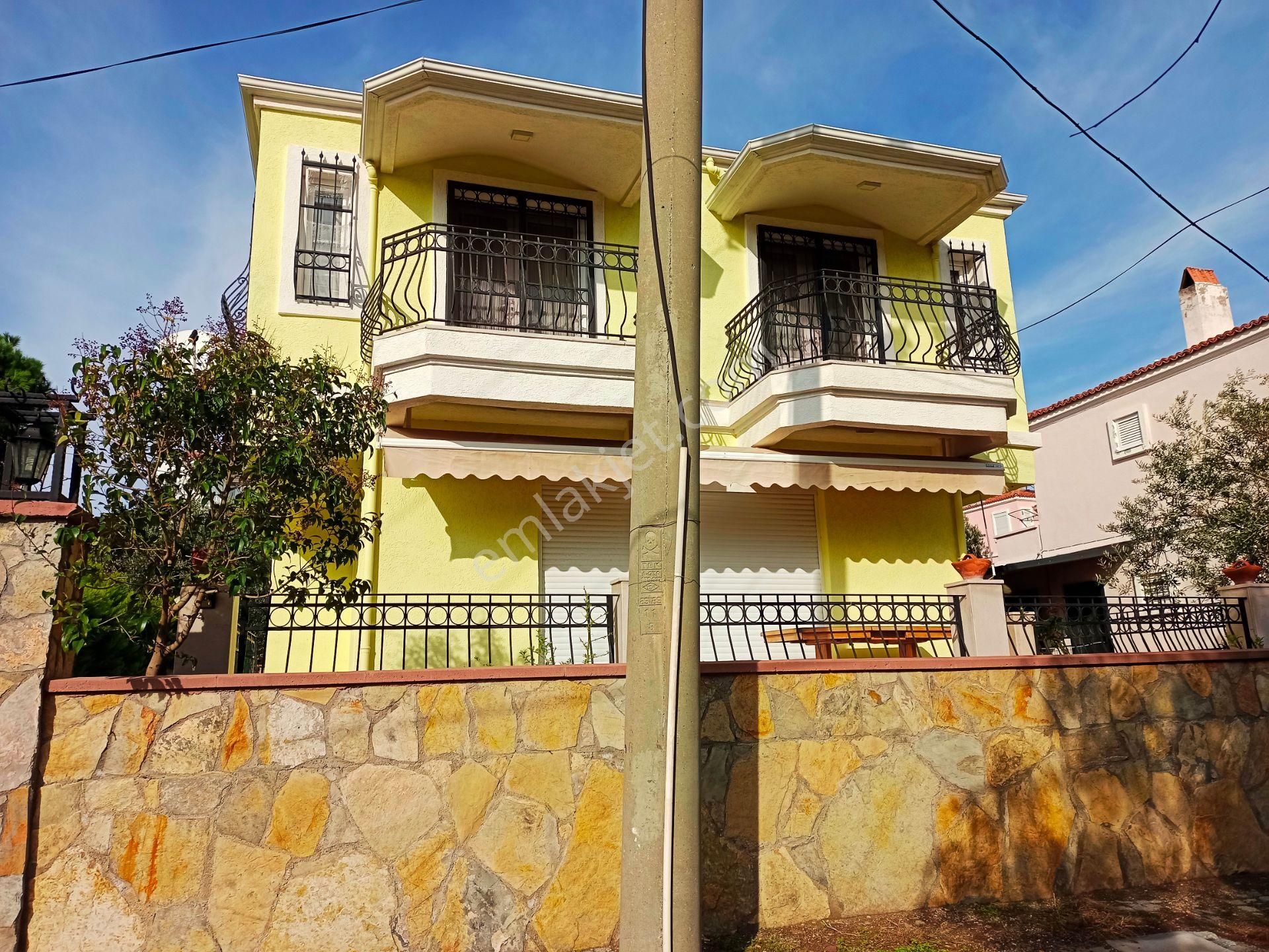 Cunda Merkez'de, Satılık, Geniş Bahçeli Villa