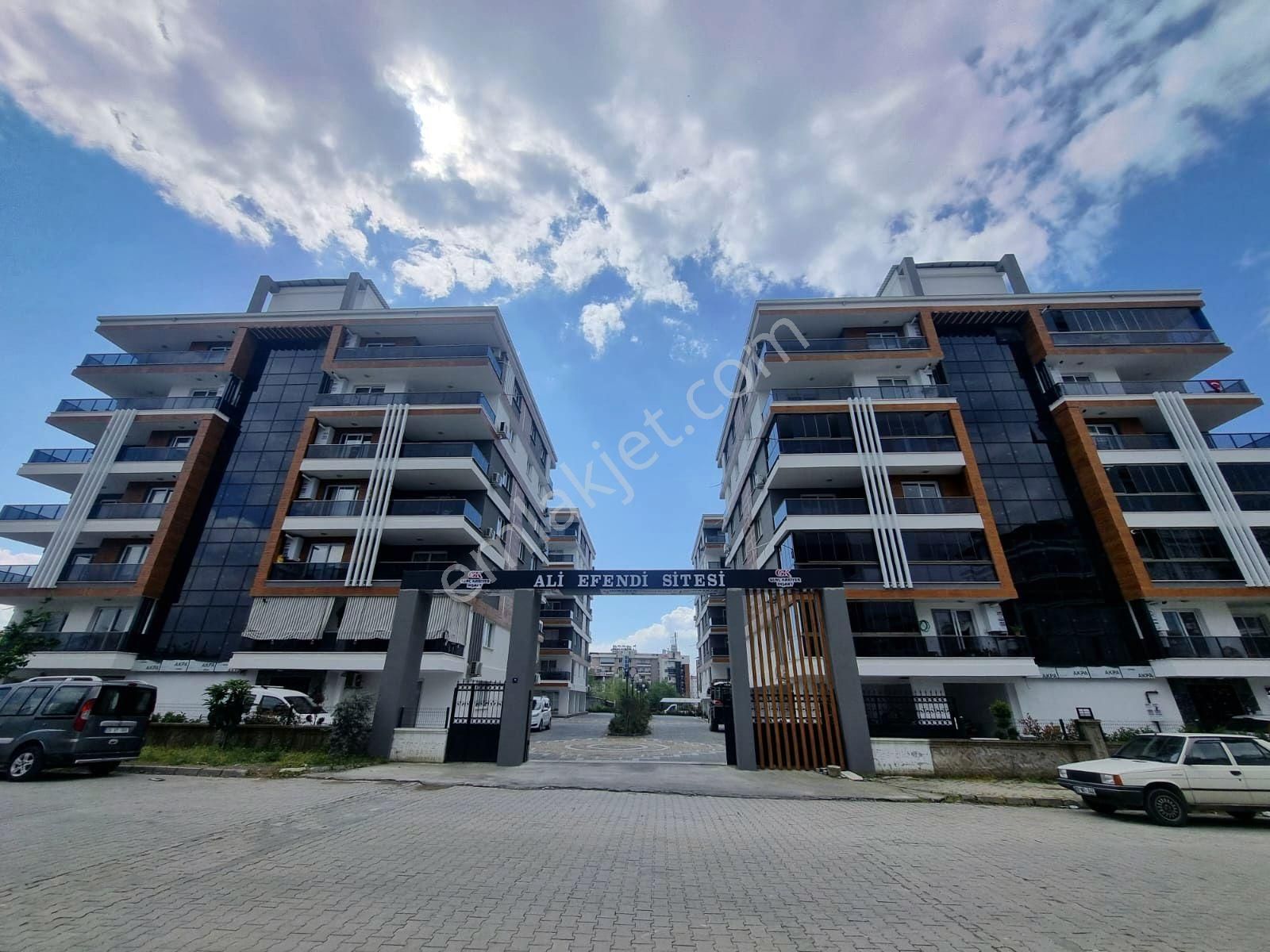Yeşil Mah.'de Havuzlu Site İçinde Geniş 3+1 Kiralık Daire