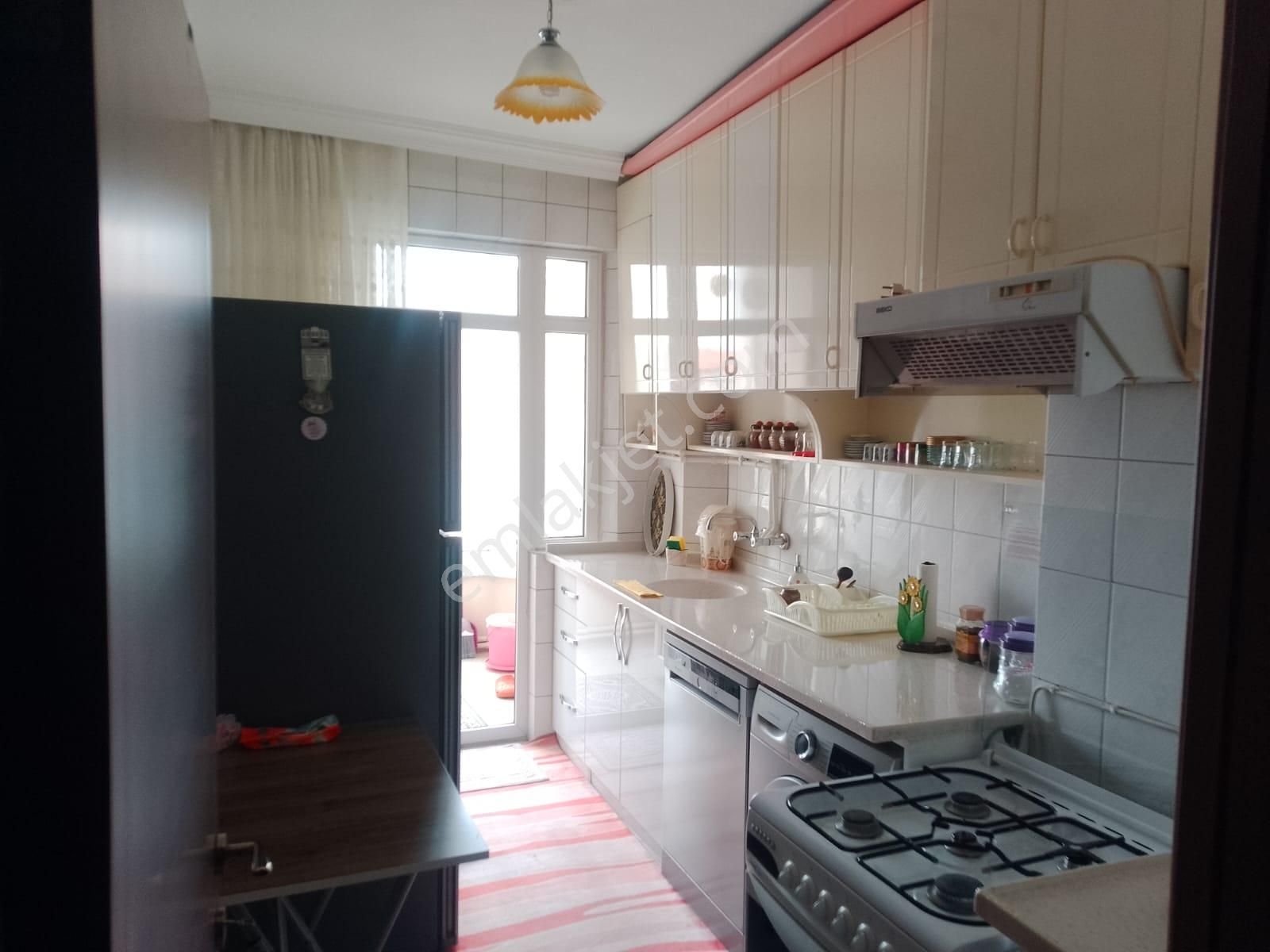 Akçay Emlak'tan Akşehir Nihat Dayanık Okulu Yanında Bakımlı Ara Kat Satılık 3+1 Daire