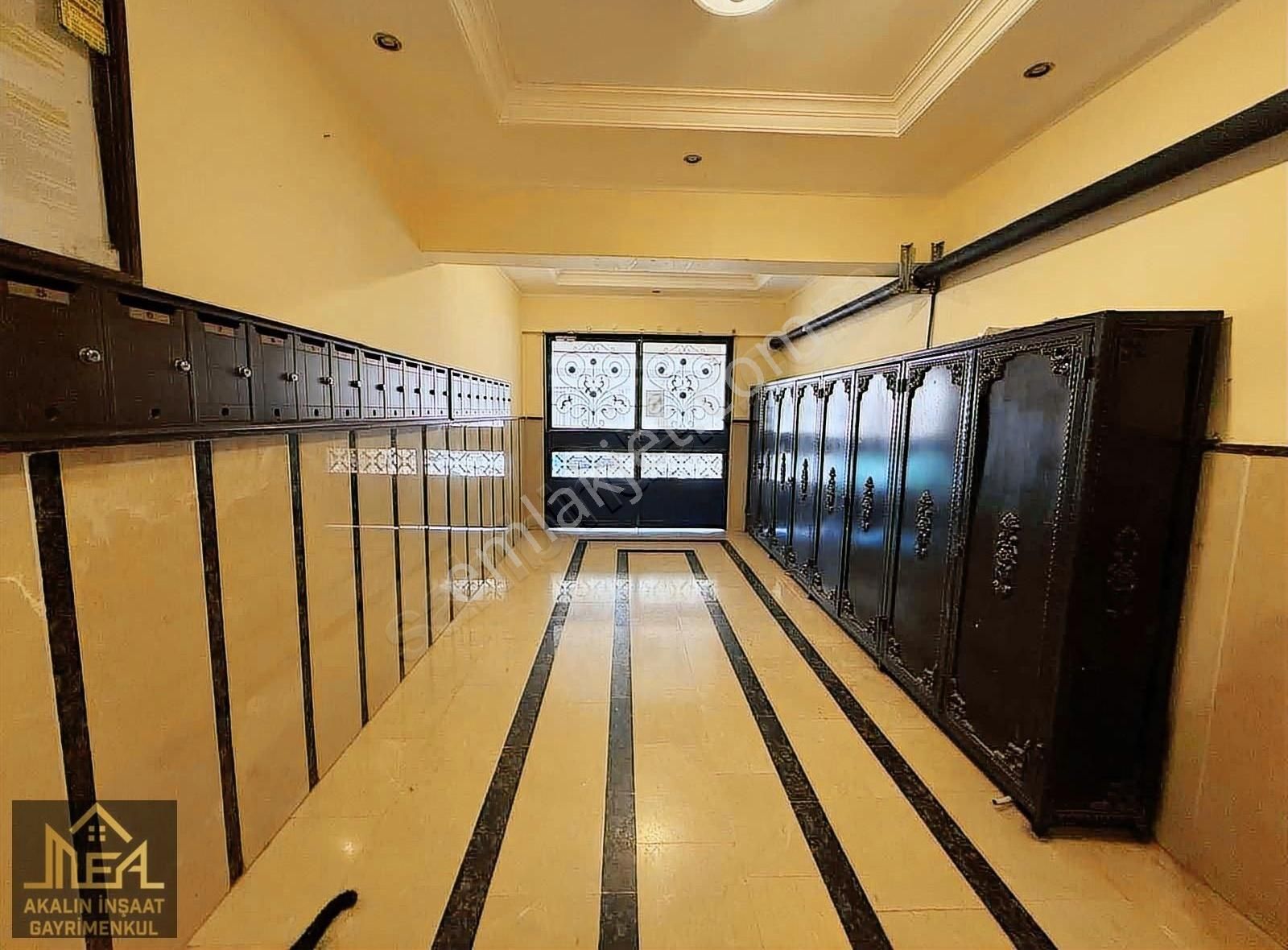 Akalın'dan Satılık 2+1 200 Sokak'ta Bahçeli Doğalgazlı Kiler'li