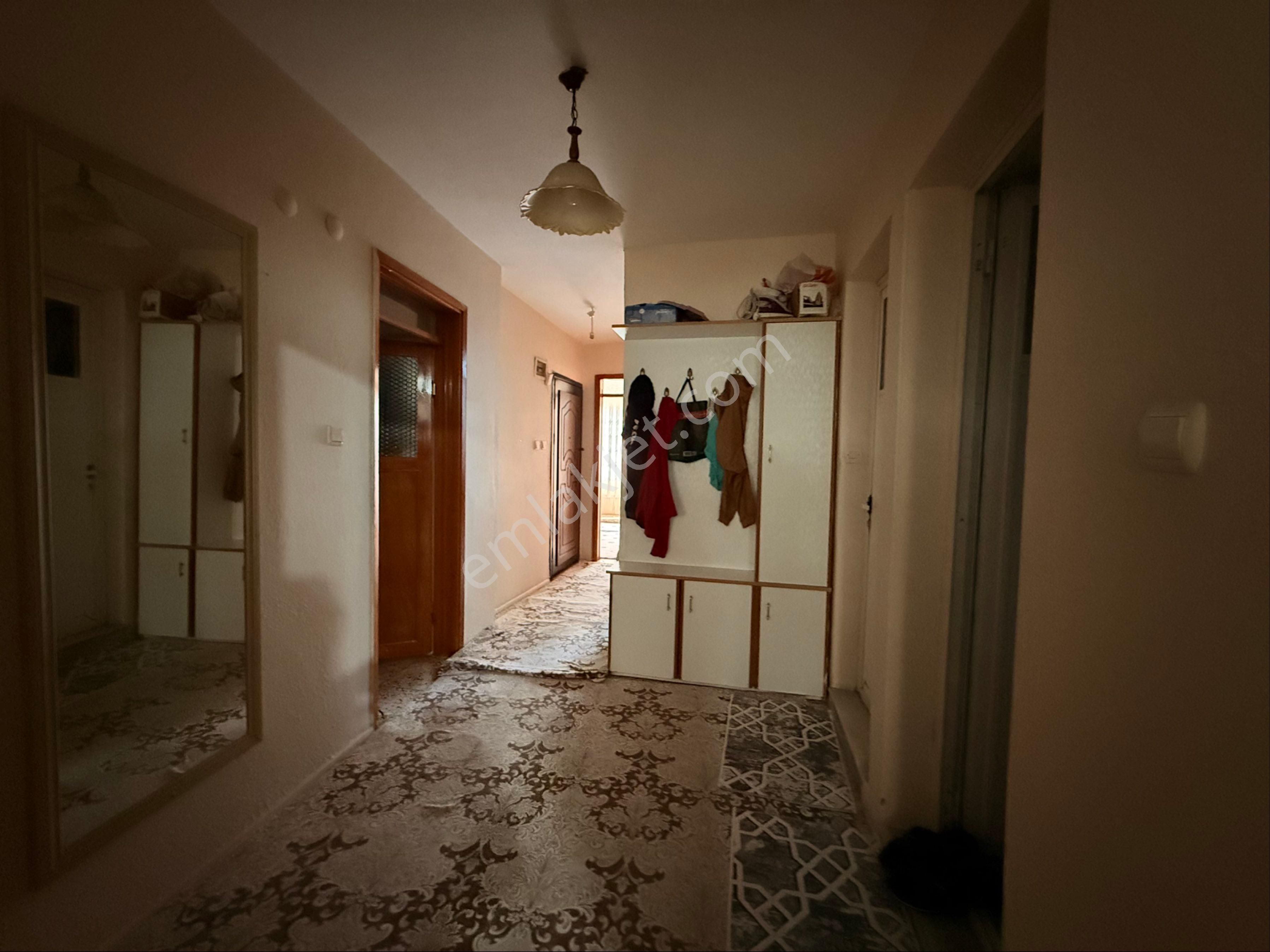 Karabağlar Pekerde Arakat Çift Cephe Satılık Daire