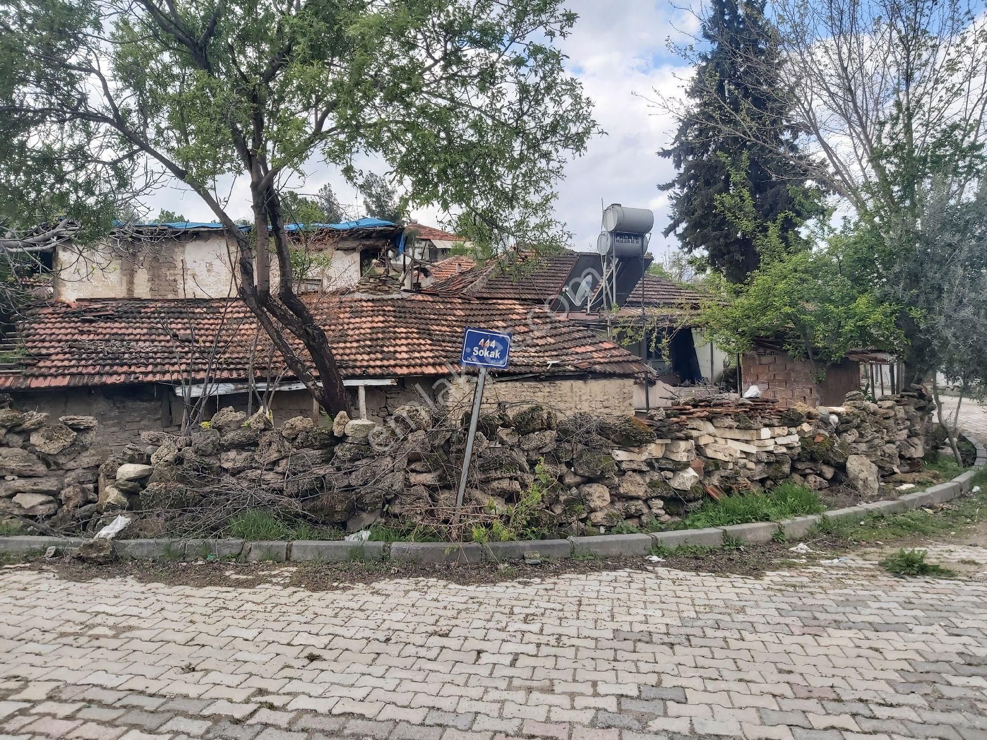 Kaklık'ta Sahibinden Satılık, Geniş Bahçeli Ve İki Evli Özel Mülk