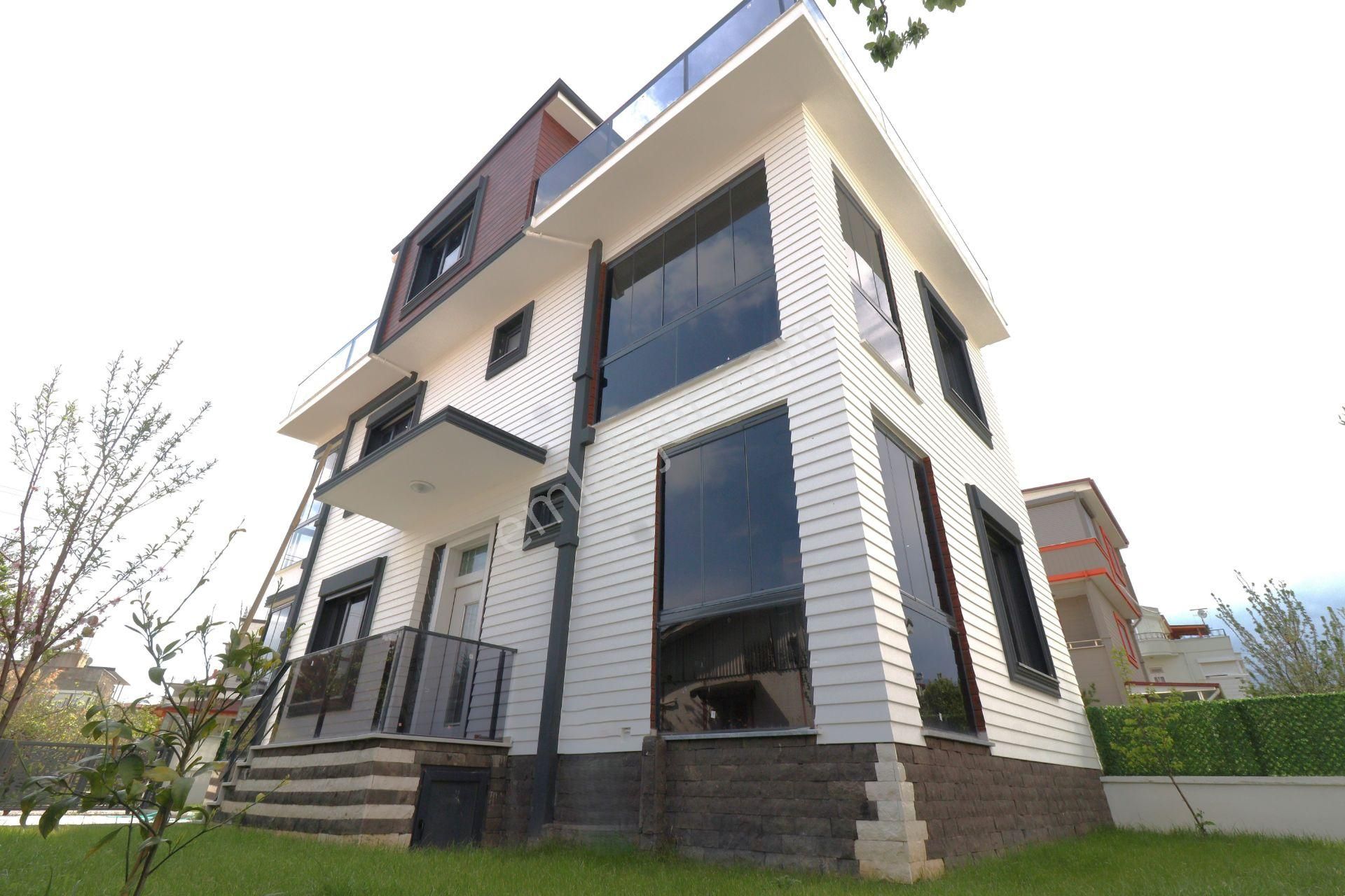 Güre Çamlıbel'de Eşsiz Konum Ve Modern Tasarımı İle Sıfır Çift Geniş Teraslı Lüks 3+1 Müstakil Villa