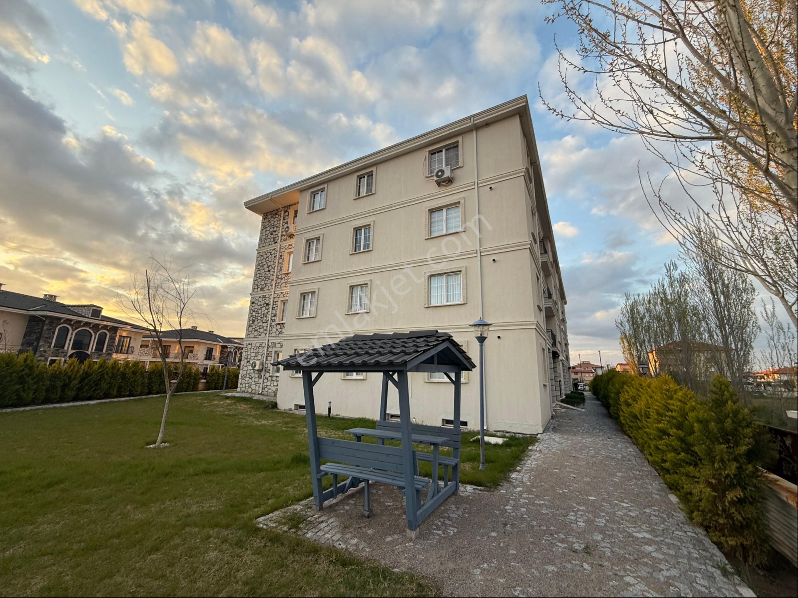 Ayvalık Altınova Havuzlu Sitede 1+1 Sıfır Özel Yapım Daireler - Görsel 27