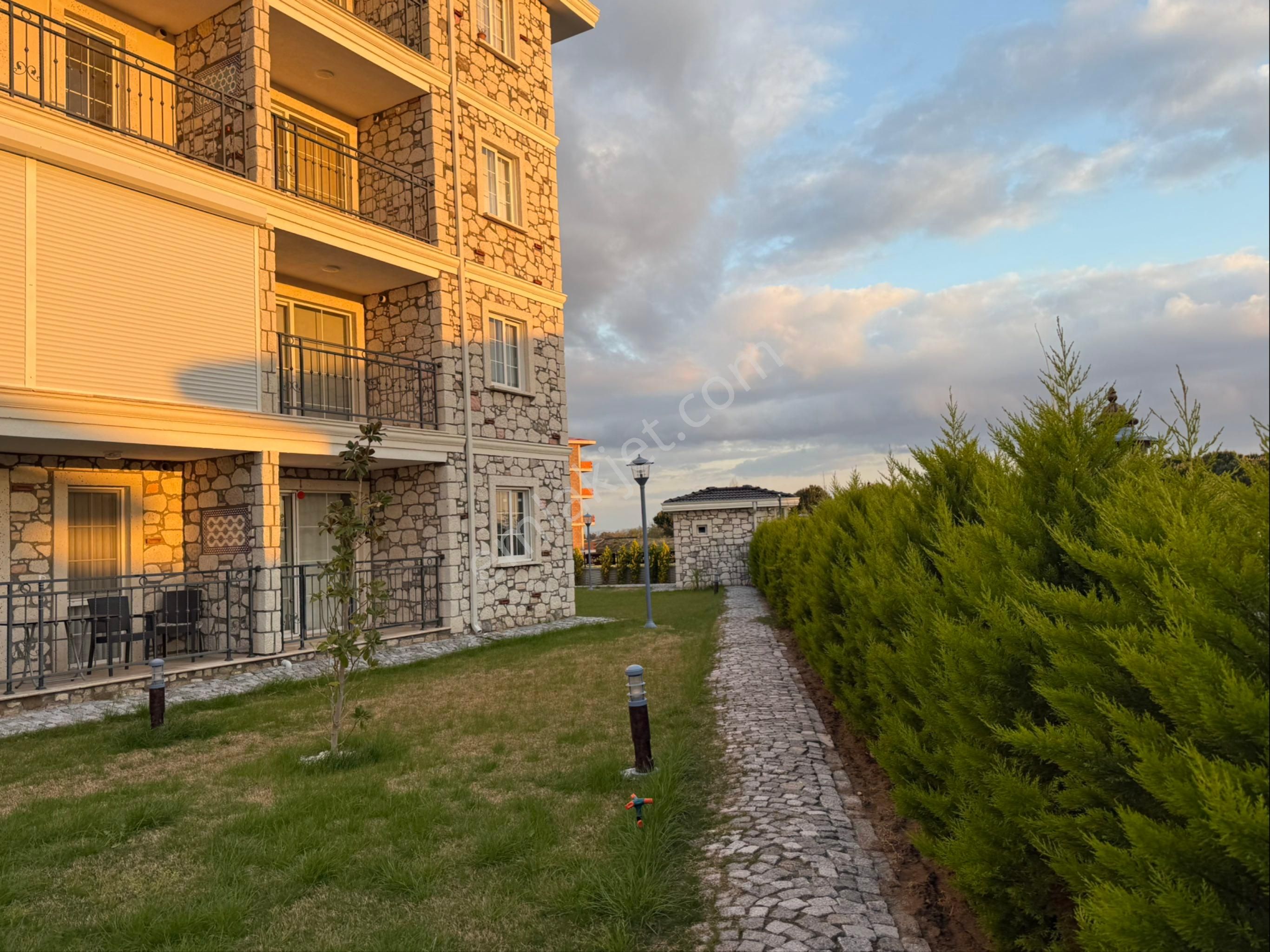 Ayvalık Altınova Havuzlu Sitede 1+1 Sıfır Özel Yapım Daireler - Görsel 28