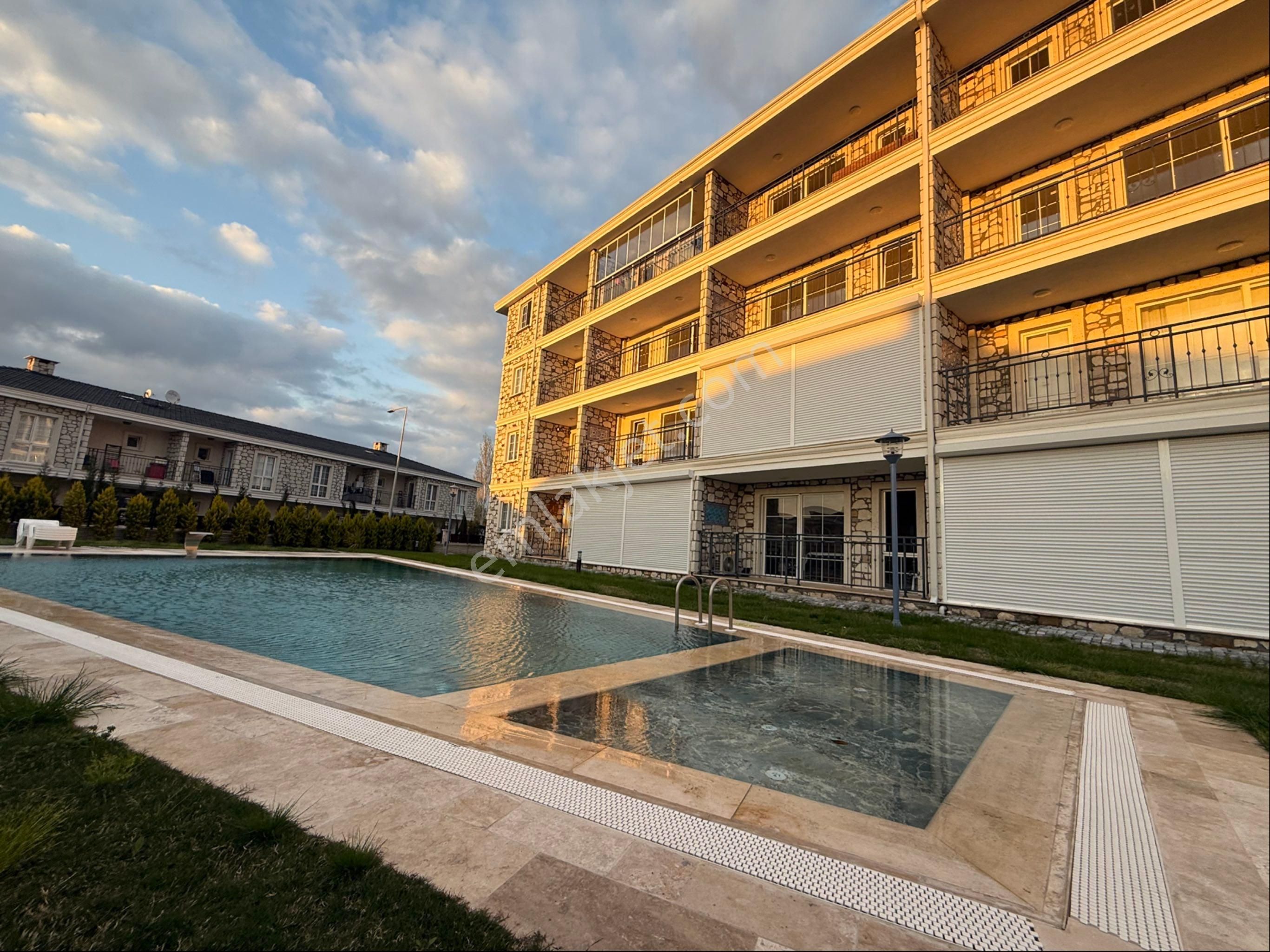 Ayvalık Altınova Havuzlu Sitede 1+1 Sıfır Özel Yapım Daireler - Görsel 29
