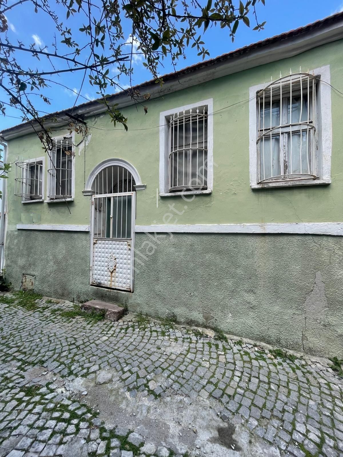 Premar Ayvada'dan Ayvalık Merkez'de 3+1 Avlulu 2 Katlı Taş Ev - Görsel 3