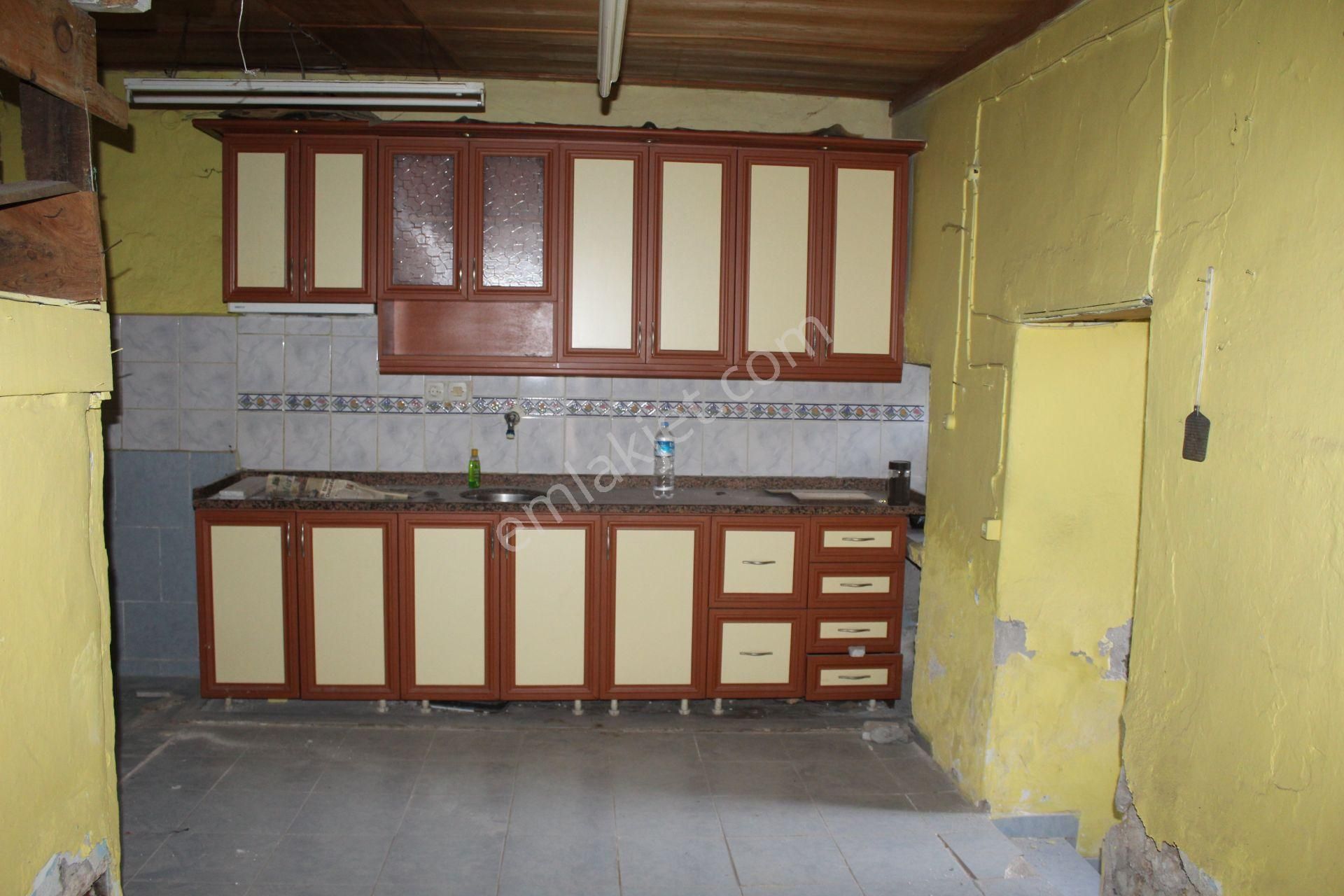 Premar Ayvada'dan Ayvalık Merkez'de 3+1 Avlulu 2 Katlı Taş Ev - Görsel 11