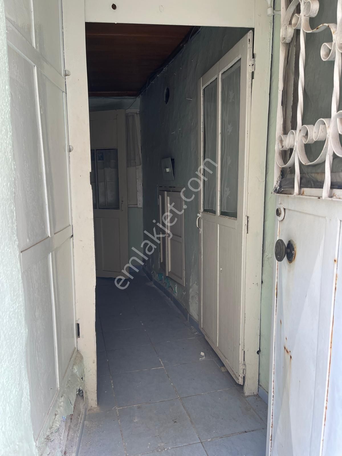 Premar Ayvada'dan Ayvalık Merkez'de 3+1 Avlulu 2 Katlı Taş Ev - Görsel 5