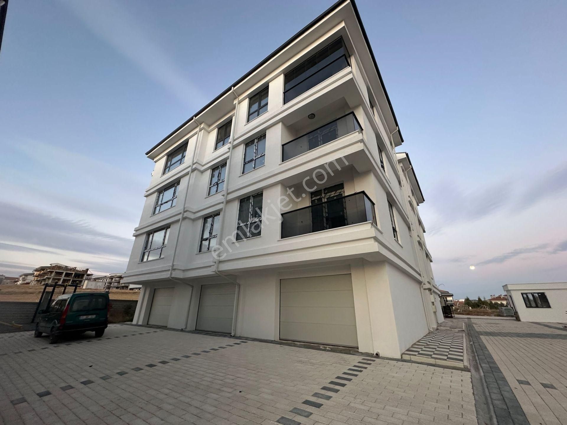 Çamlıcada Yepyeni 3+1, 160 M² Brüt, Site İçinde Modern Yaşam !