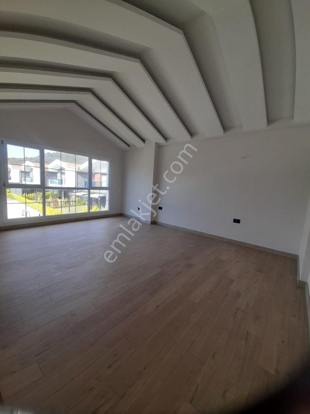Kuşadası Denize 300 Metre Satılık Geniş Yeni 4+1 Villa