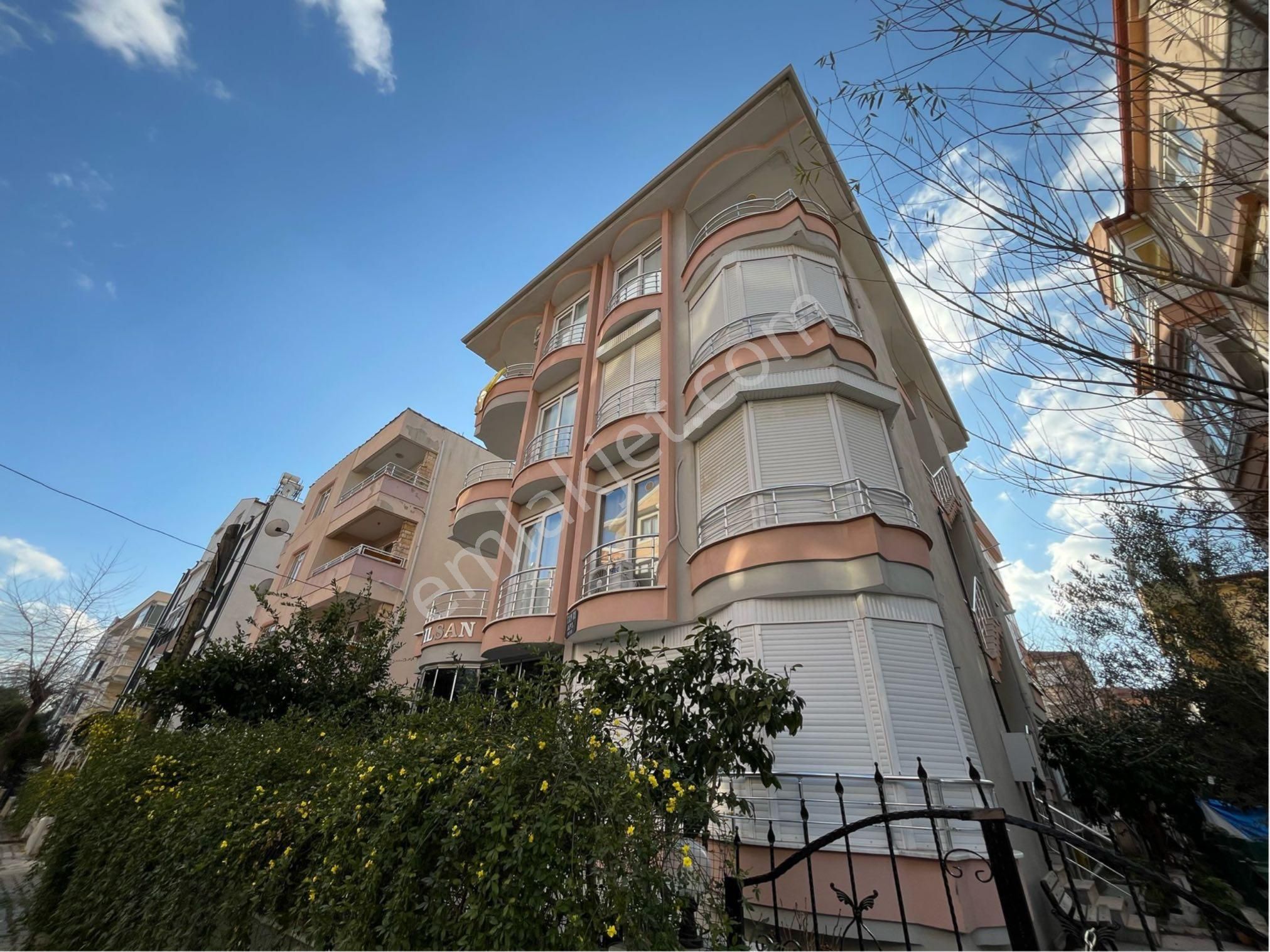 Akçay Oya Gayrimenkul'den Doktorlar Sitesi Mevkinde 1+1 Eşyalı Daire