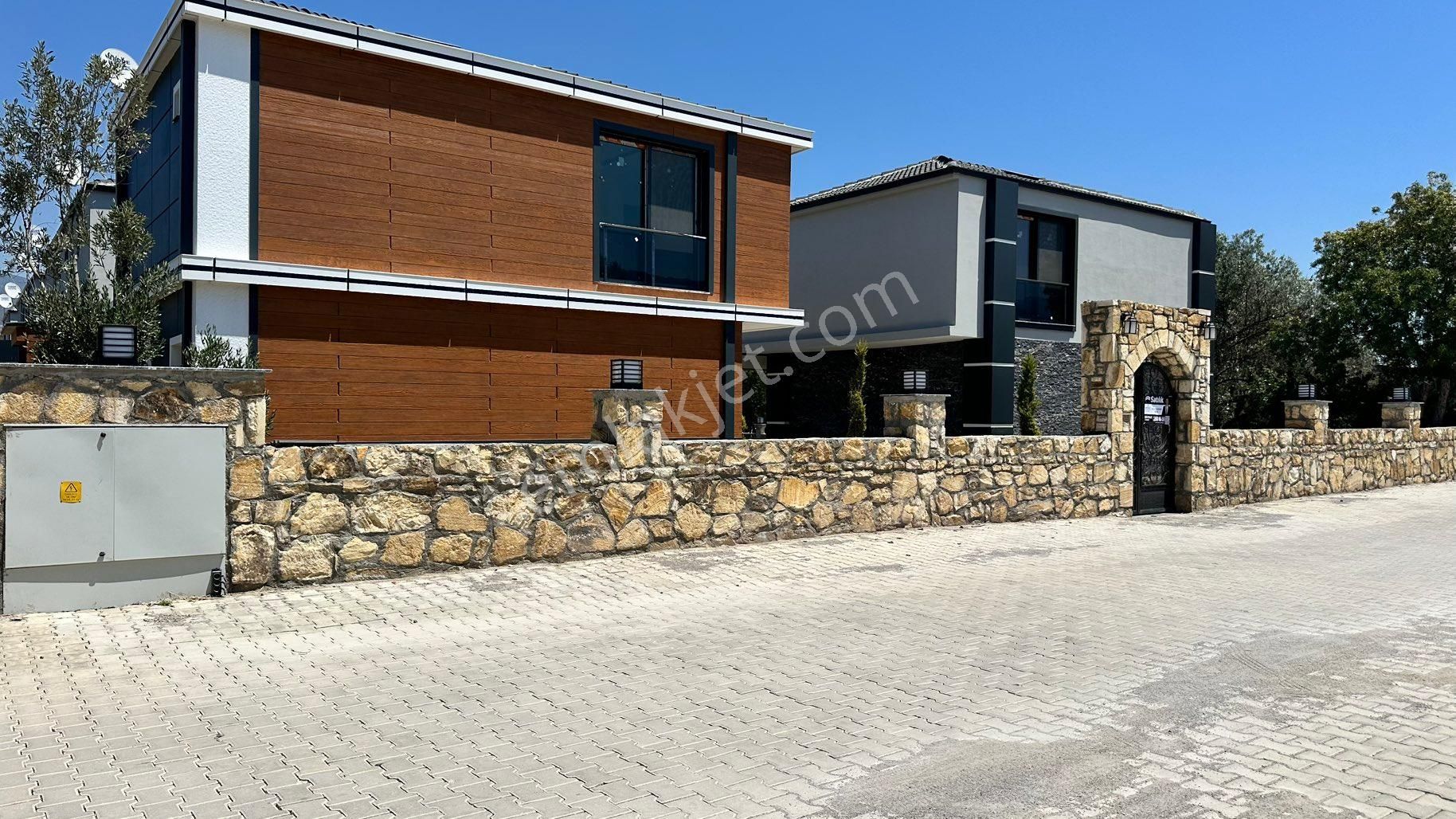 Menemen Emıralem'de Havuzlu Sıtede 3+1 Dubleks Vılla – Doğayla İç İçe, Ferah Yaşam Alanı - Görsel 3