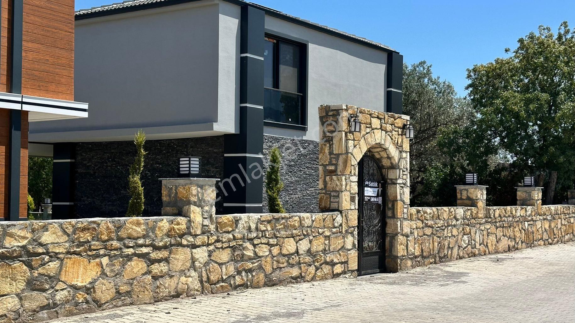 Menemen Emıralem'de Havuzlu Sıtede 3+1 Dubleks Vılla – Doğayla İç İçe, Ferah Yaşam Alanı - Görsel 2