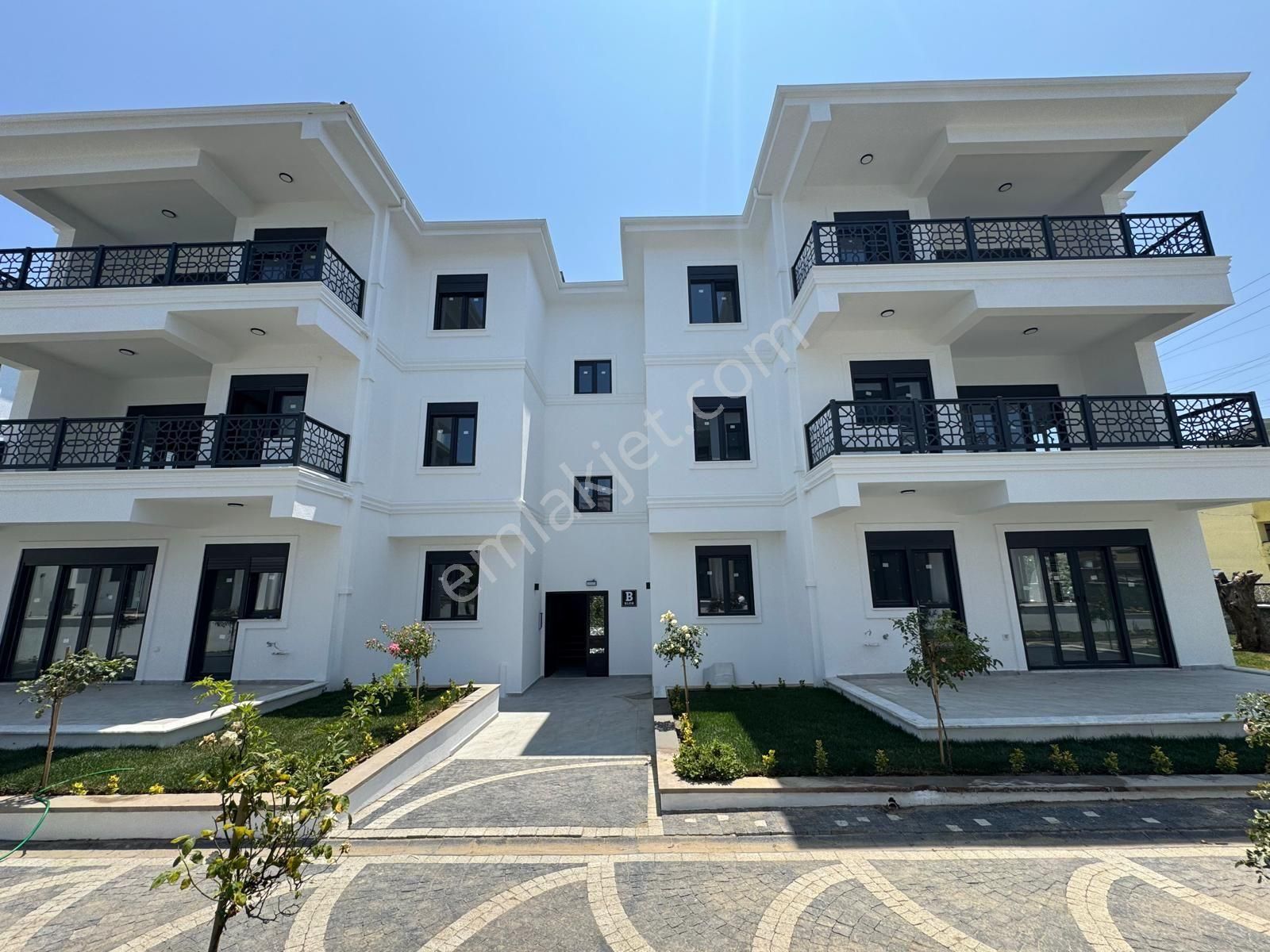 Küçükkuyu Da Denize 200 Metre Mesafede Heryere Yakın Merkezi Konumda 2+1 Ayrı Mutfaklı Sıfır Daire