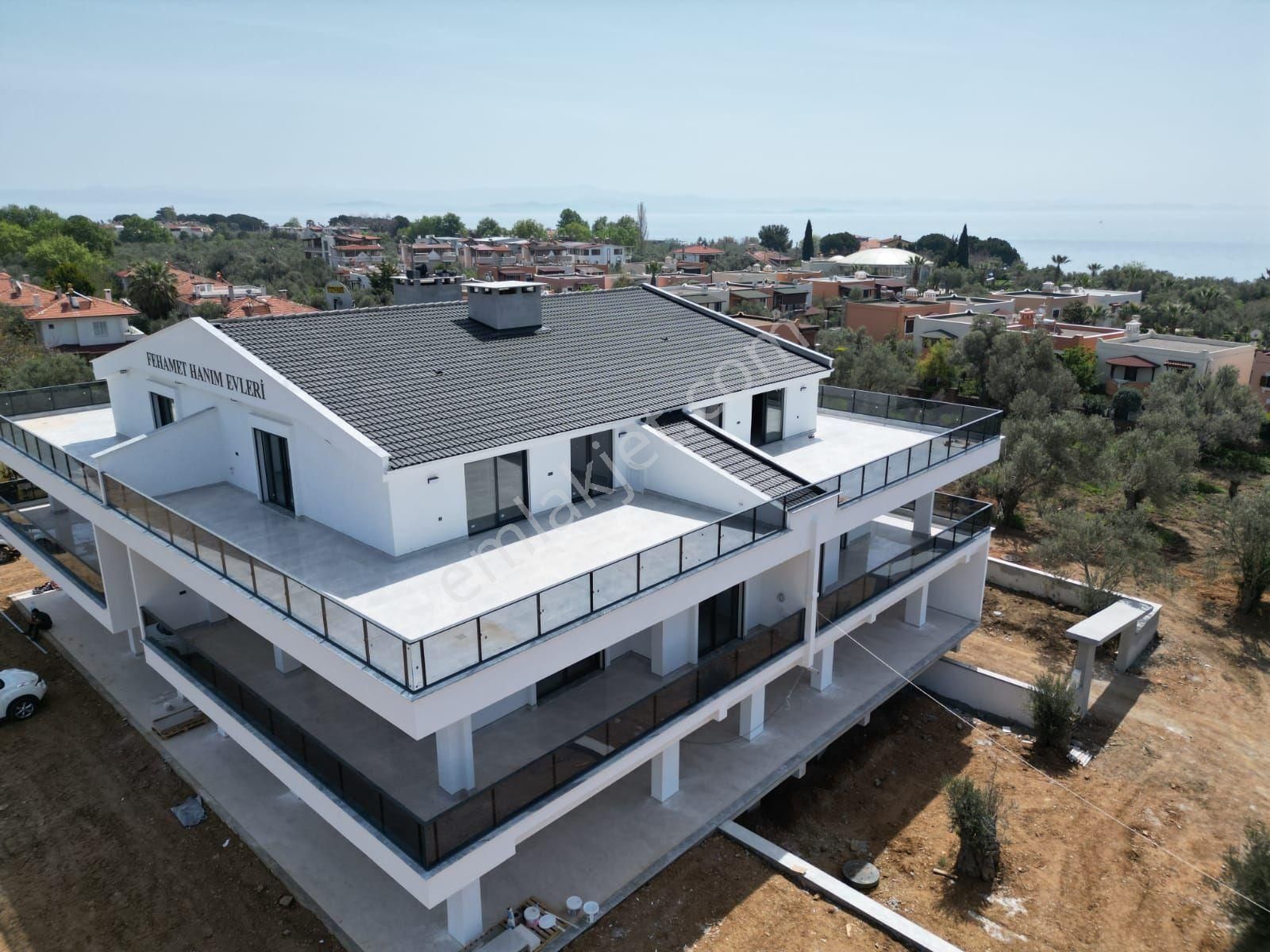 Altınoluk Narlı Bölgesinde Geniş Bahçeli Otoparklı 4+1 Denize 150 Mt Deniz Manzaralı Dublex Daire