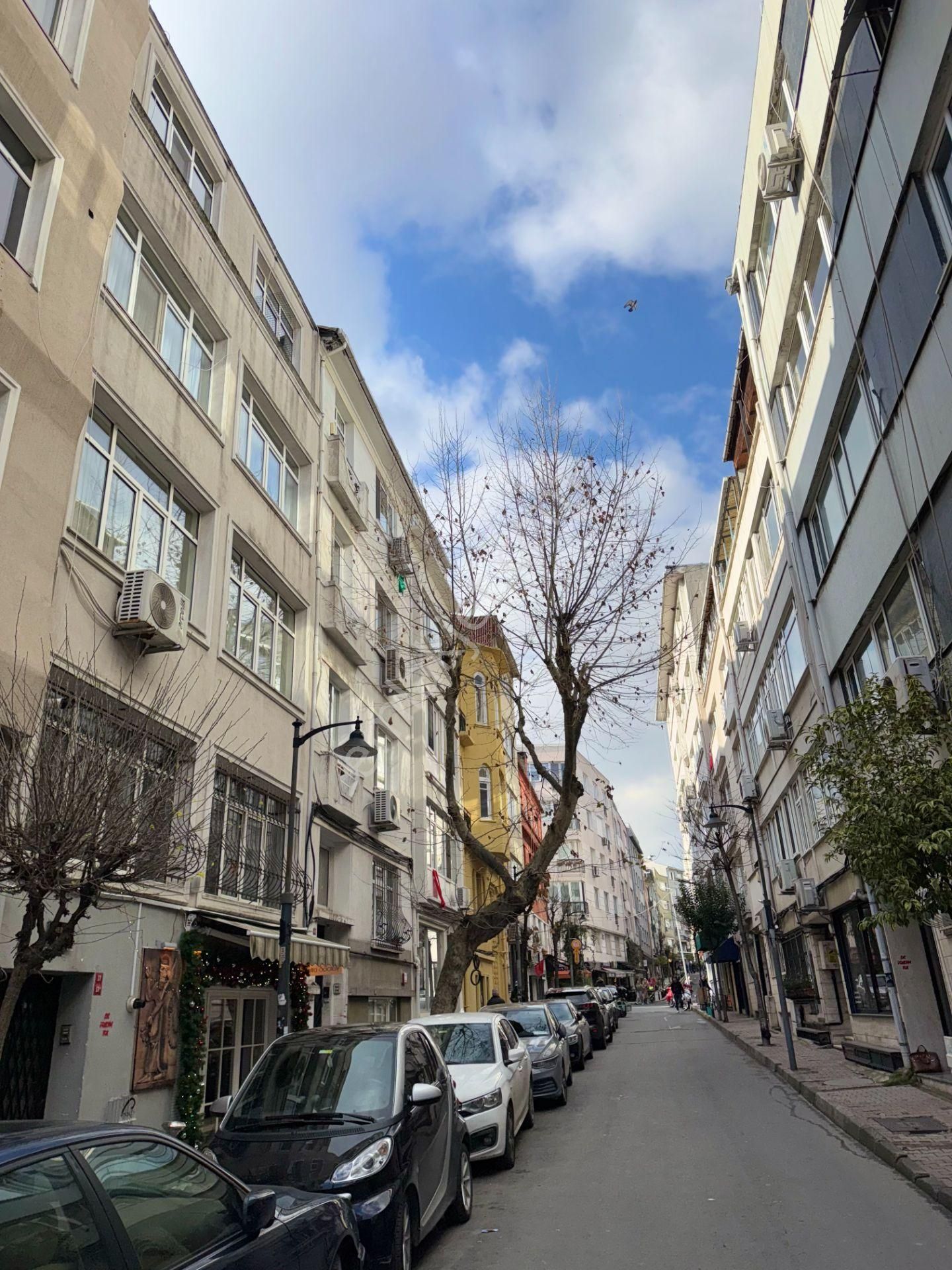 Teşvikiye Ahmet Fetgeri Sokak'ta 70m² Yenilenmiş Stüdyo Daire