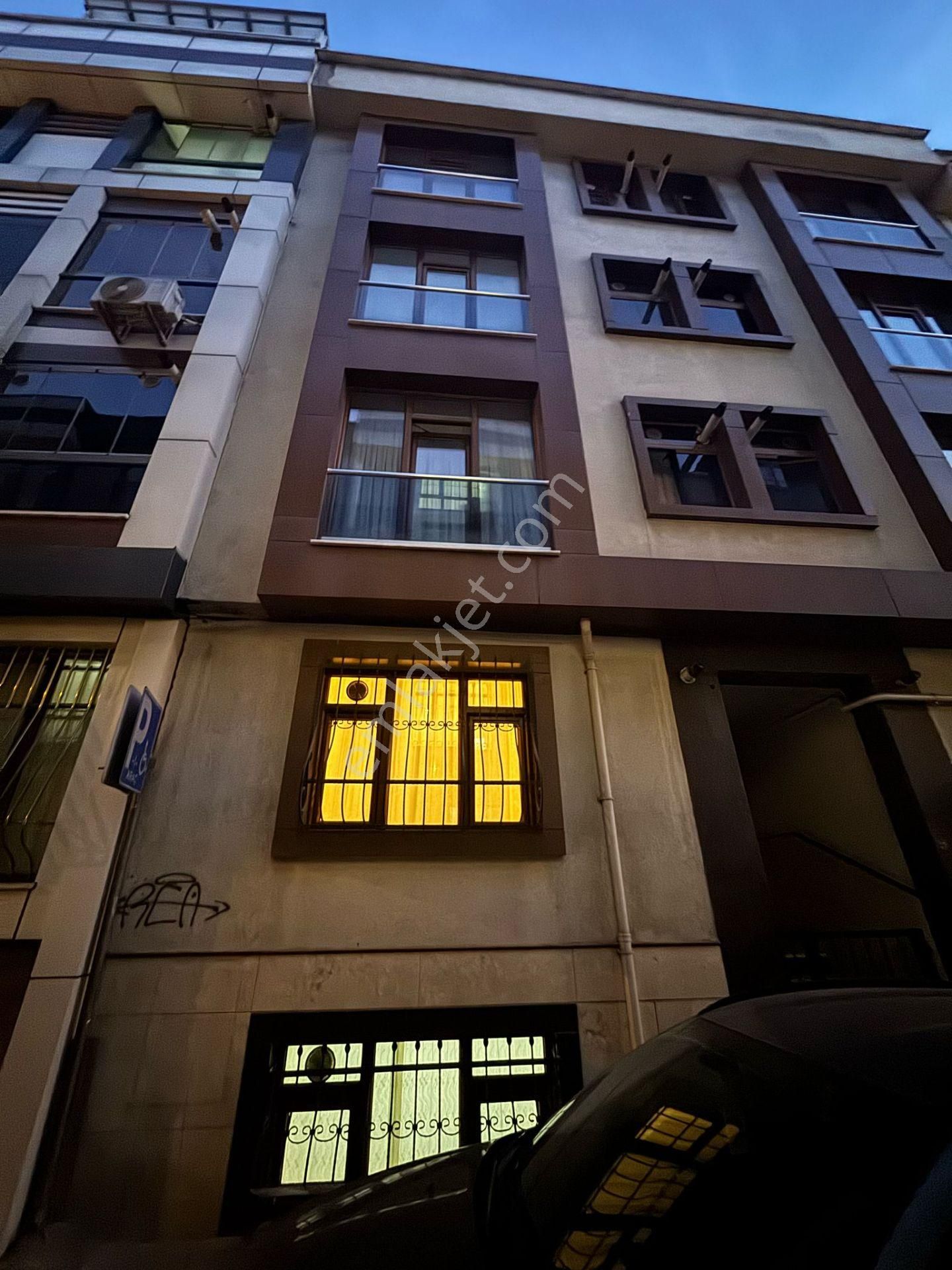 Bayrampaşa İsmetpaşa 1+1 Açık Mutfak Asansörlü 75 M2 Bahçesi Mevcut Kombili 10 Yaşında