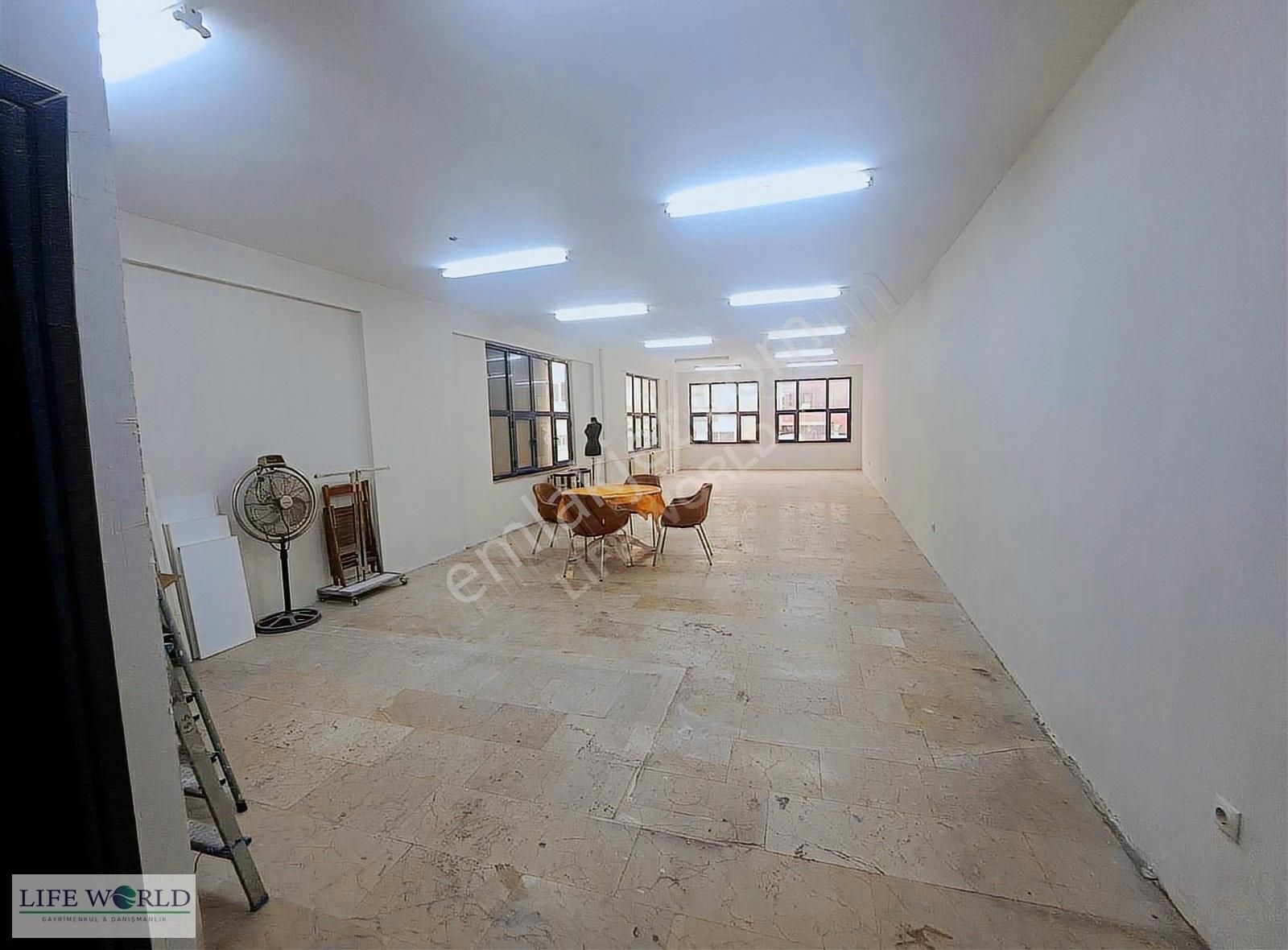 Merter Tekstil Merkezi, 100 Mt. 1. Kat Kiralık Depo&atölye&ofis.