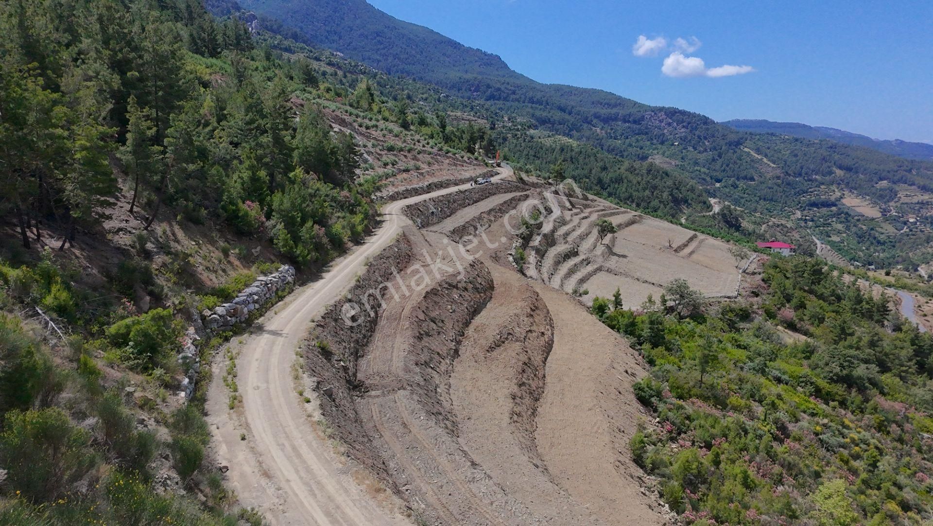 Antalya Gazipaşa Sugözü Köyünde Yola Sıfır Tarla