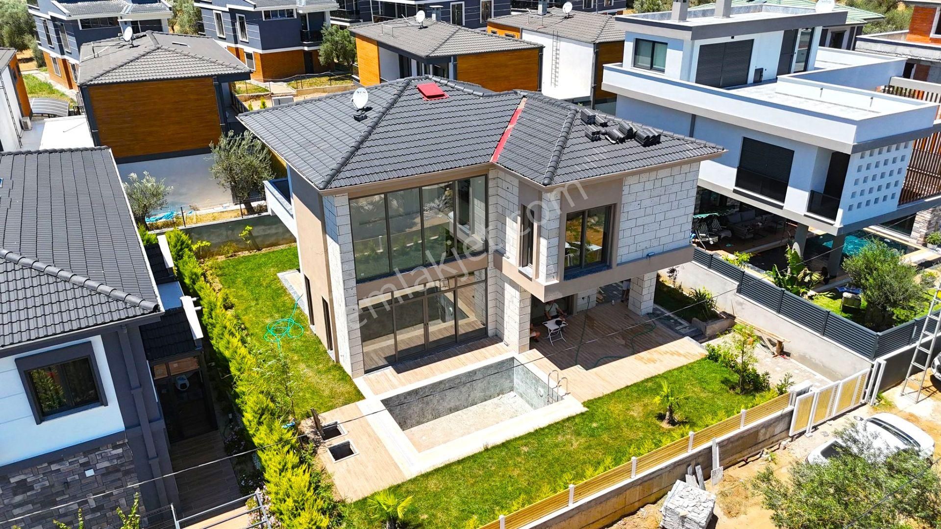 Vahdet'ten Güre'de Satılık Havuzlu/otoparklı 4+1 Müstakilvilla