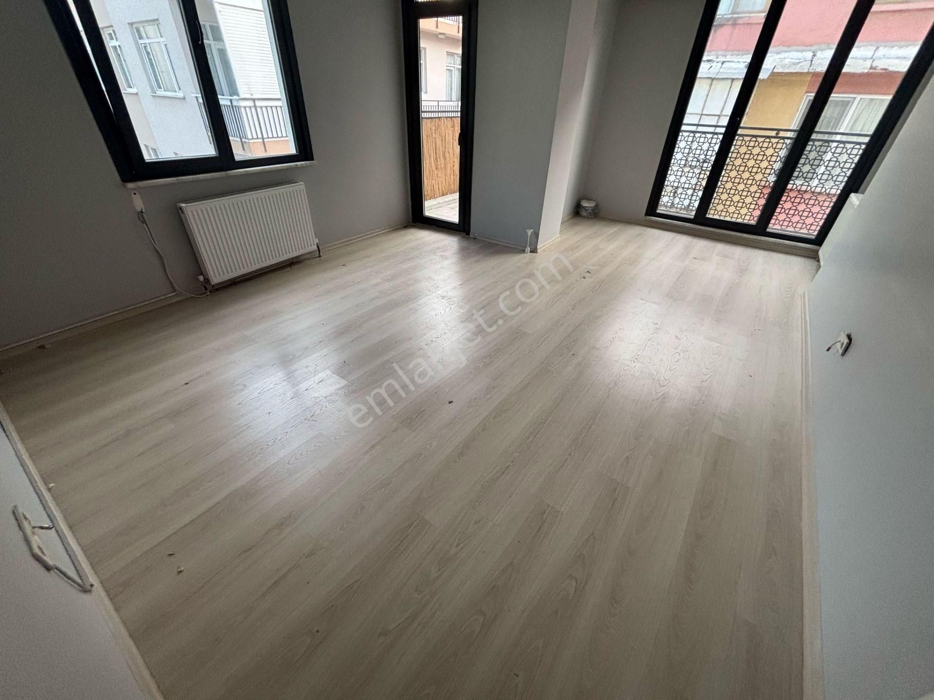 Küçükyalı Da Minibüse Marmaraya Çok Yakın Balkonlu Katta 2+1