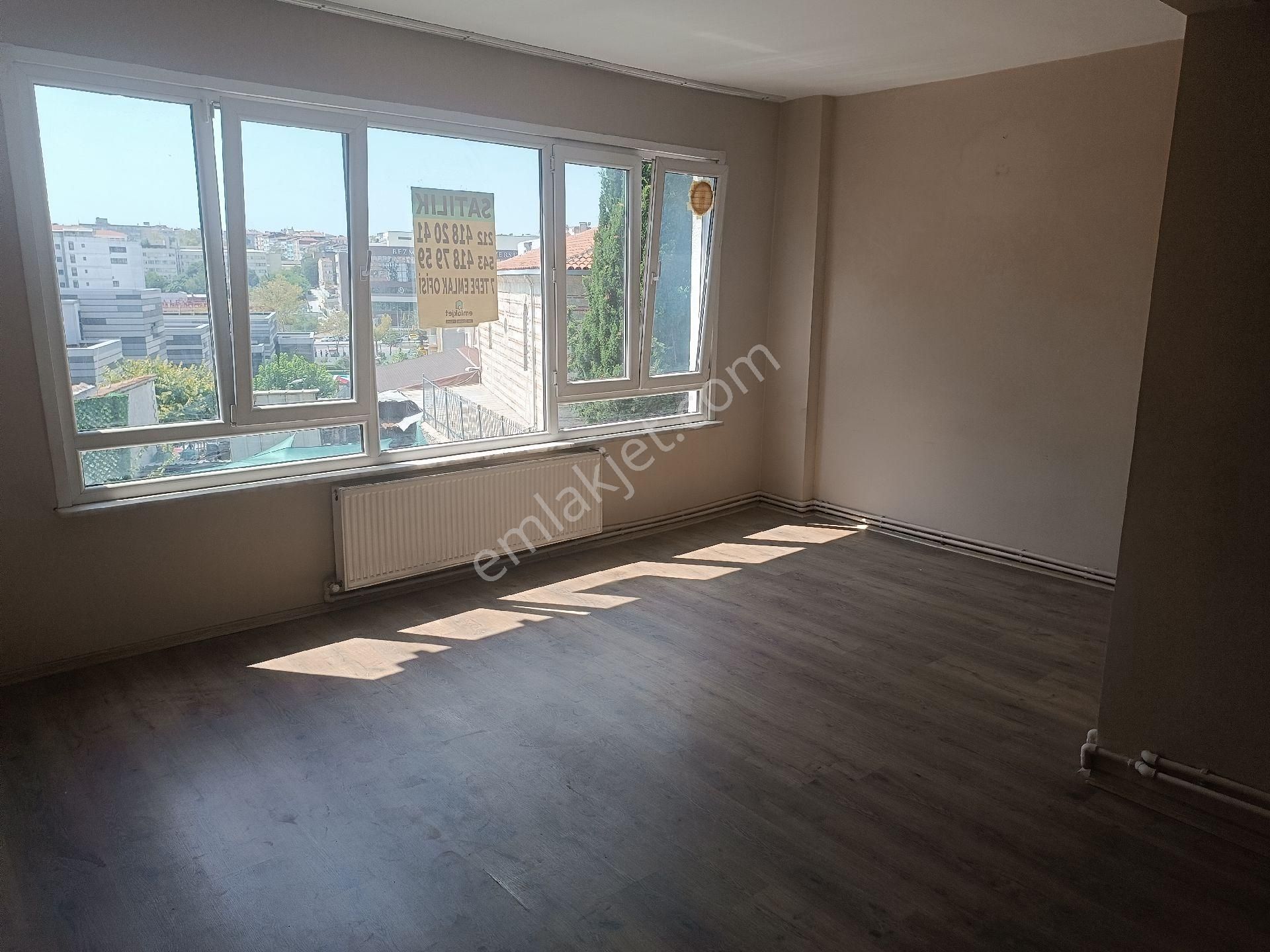 Fatih'in En Güzel Yerinde, Ulaşıma Yakın, Bakımlı, Ara Kat, 2+1 - Görsel 2