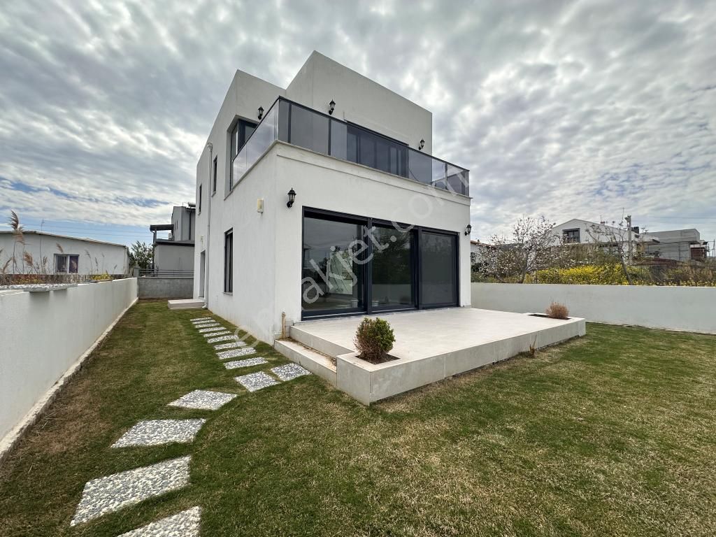 Urla Atatürk'te 335 M2 Arsa İçerisinde Tam Müstakil Villa - Görsel 3