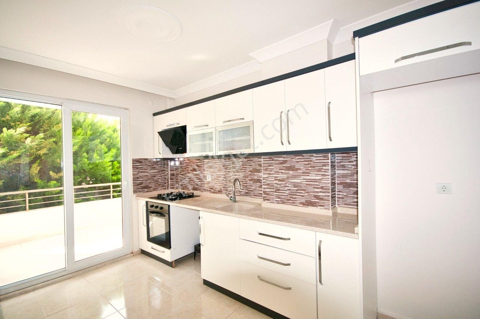 Gültaştan Ön Cephe Ara Kat Çift Balkon Geniş 2+1 Satılık Daire