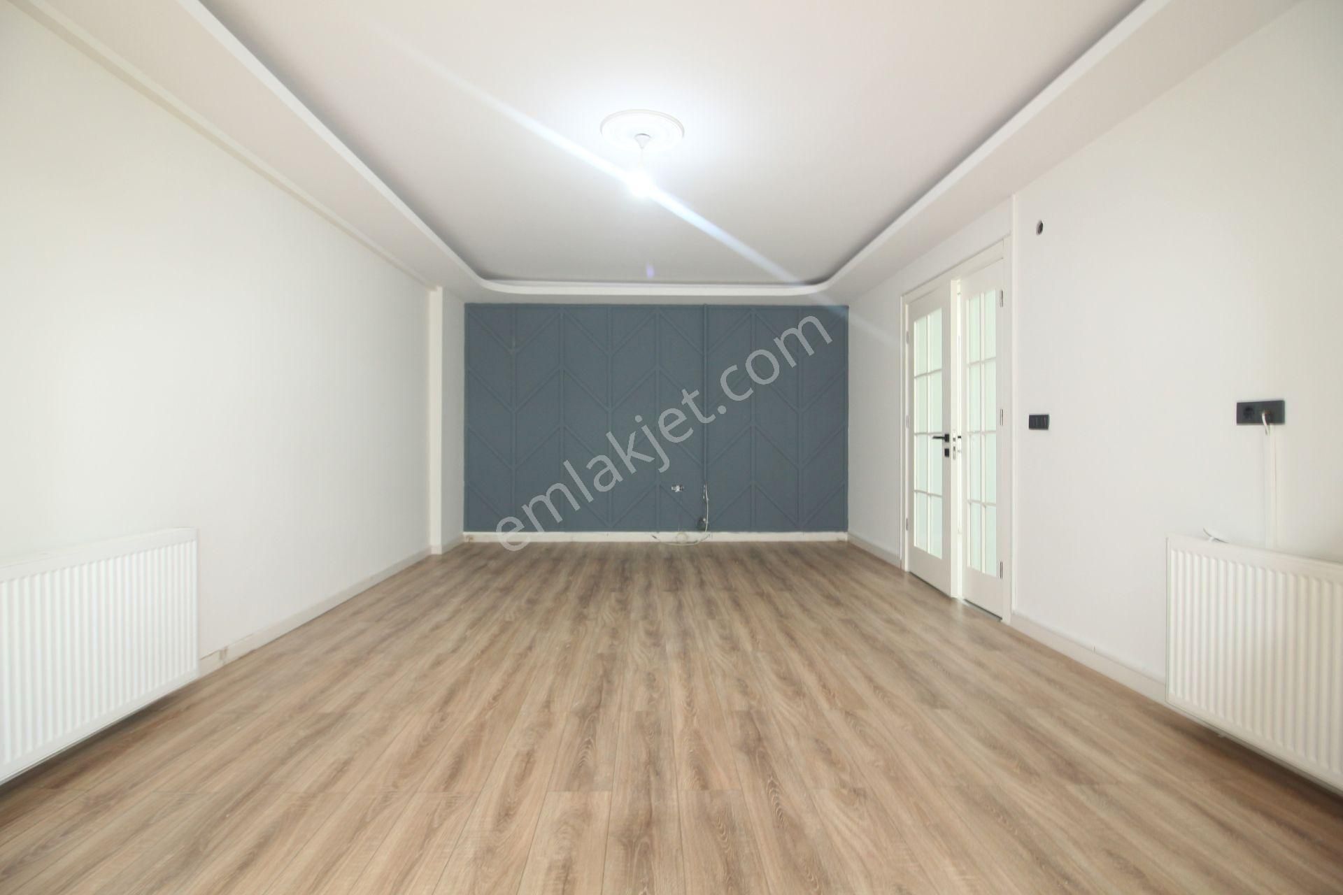 Altınkumda Dogalgazlı Kapalı Otoparklı 2 Banyolu Ayrı Mutfak 3+1