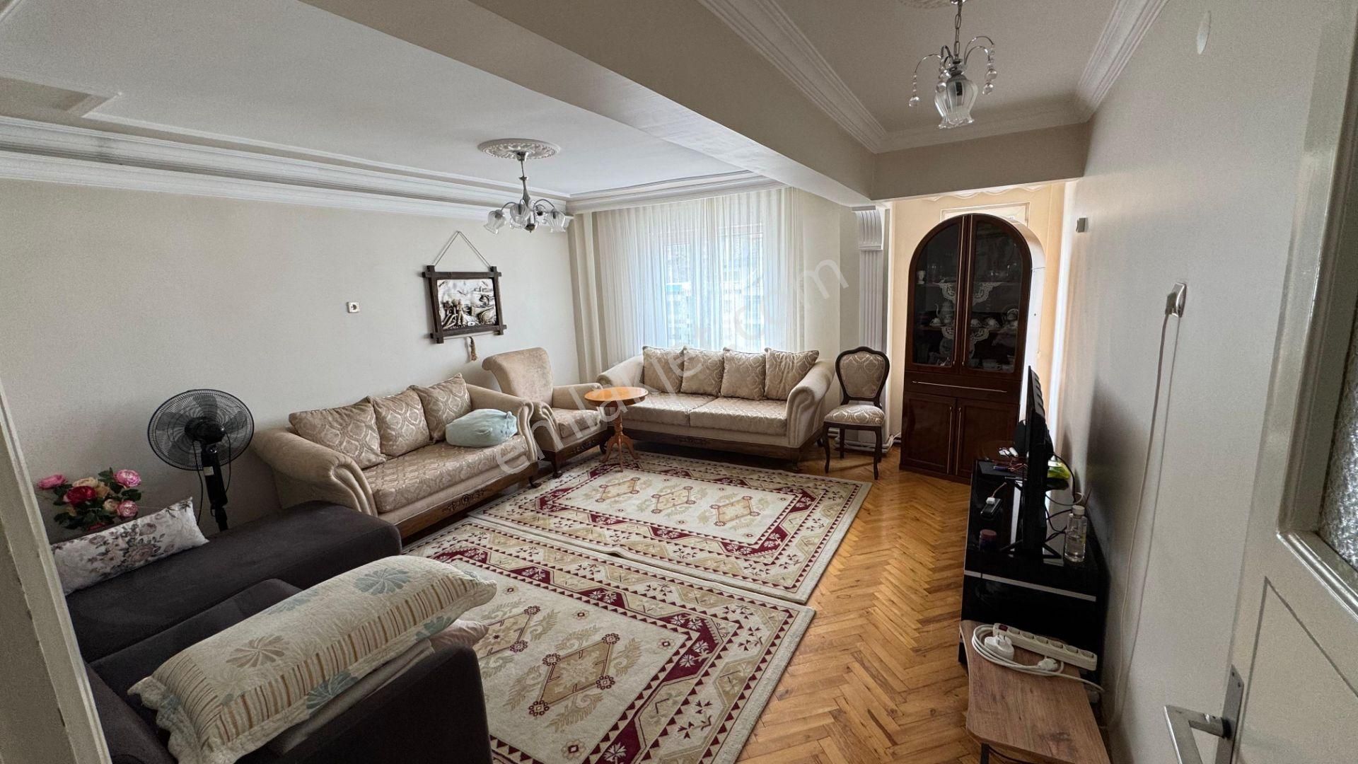 Yapı Kredi Bankasının Üstünde 3+1 Satılık Daire