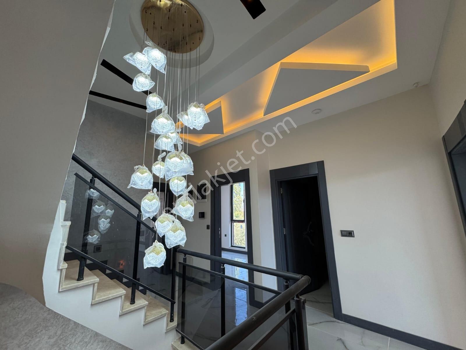 Döşemealtı 'nda 6+1 Yüzme Havuzlu Tripleks Villa - Görsel 31