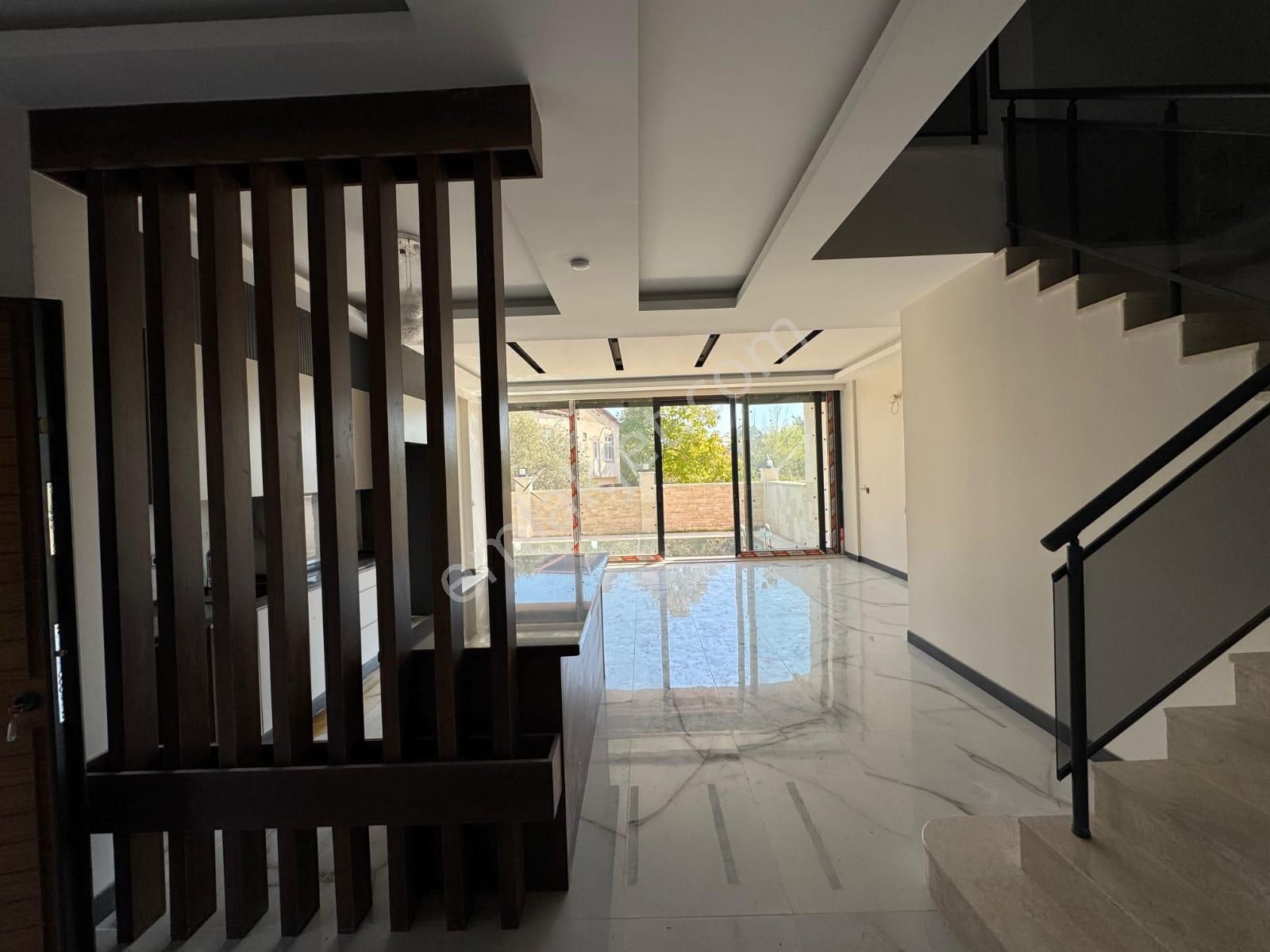 Döşemealtı 'nda 6+1 Yüzme Havuzlu Tripleks Villa - Görsel 12