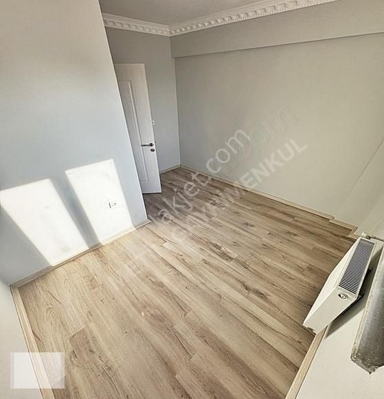 Metin Yapı'dan 130m2 Cadde Üzeri Kombili Satılık 3+1 Daire!!!